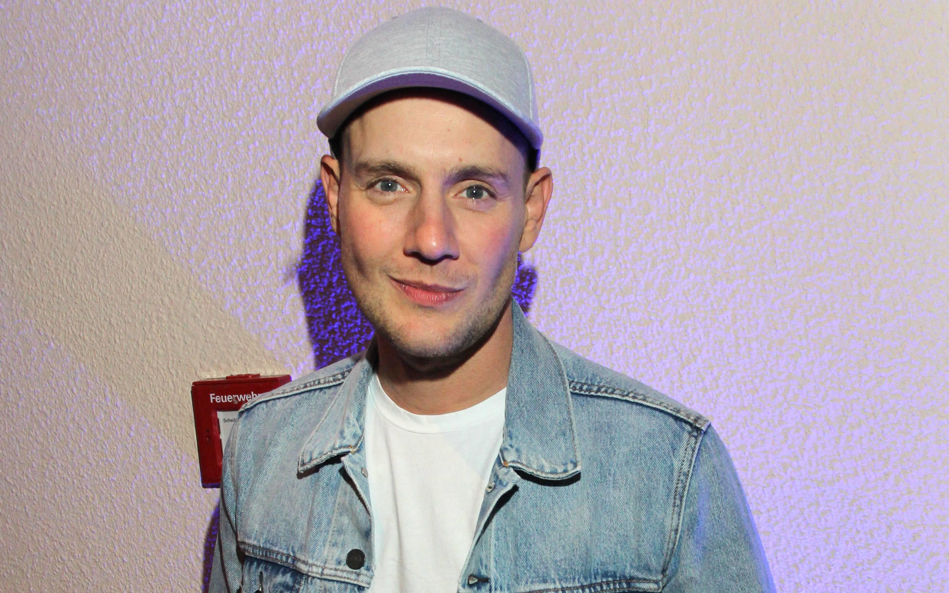 Oli P. schreibt 6 Stunden Autogramme - ein Weltrekord Weltrekord: Oli P. schreibt 6 Stunden Autogramme