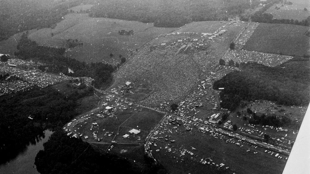 Woodstock-Mythen: Was passierte wirklich auf dem legendären Festival? Aerial shot of Woodstock Music Festival in August 1969, in Bethel, New York, U.S. in this handout image. Paul Gerry/The Museum at Bethel Woods/Via REUTERS. MANDATORY CREDIT. MUST COURTESY ©PAUL GERRY AND THE MUSEUM AT BETHEL WOODS. NO ARCHIVE.NO R