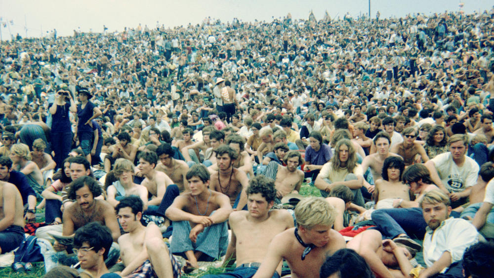 Woodstock-Mythen: Was passierte wirklich auf dem legendären Festival? Attendees at the Woodstock Music Festival in August 1969, Bethel, New York, U.S. in this handout image. Richard Gordon/The Museum at Bethel Woods/Via REUTERS. MANDATORY CREDIT. MUST COURTESY ©RICHARD GORDON AND THE MUSEUM AT BETHEL WOODS. NO ARCHI