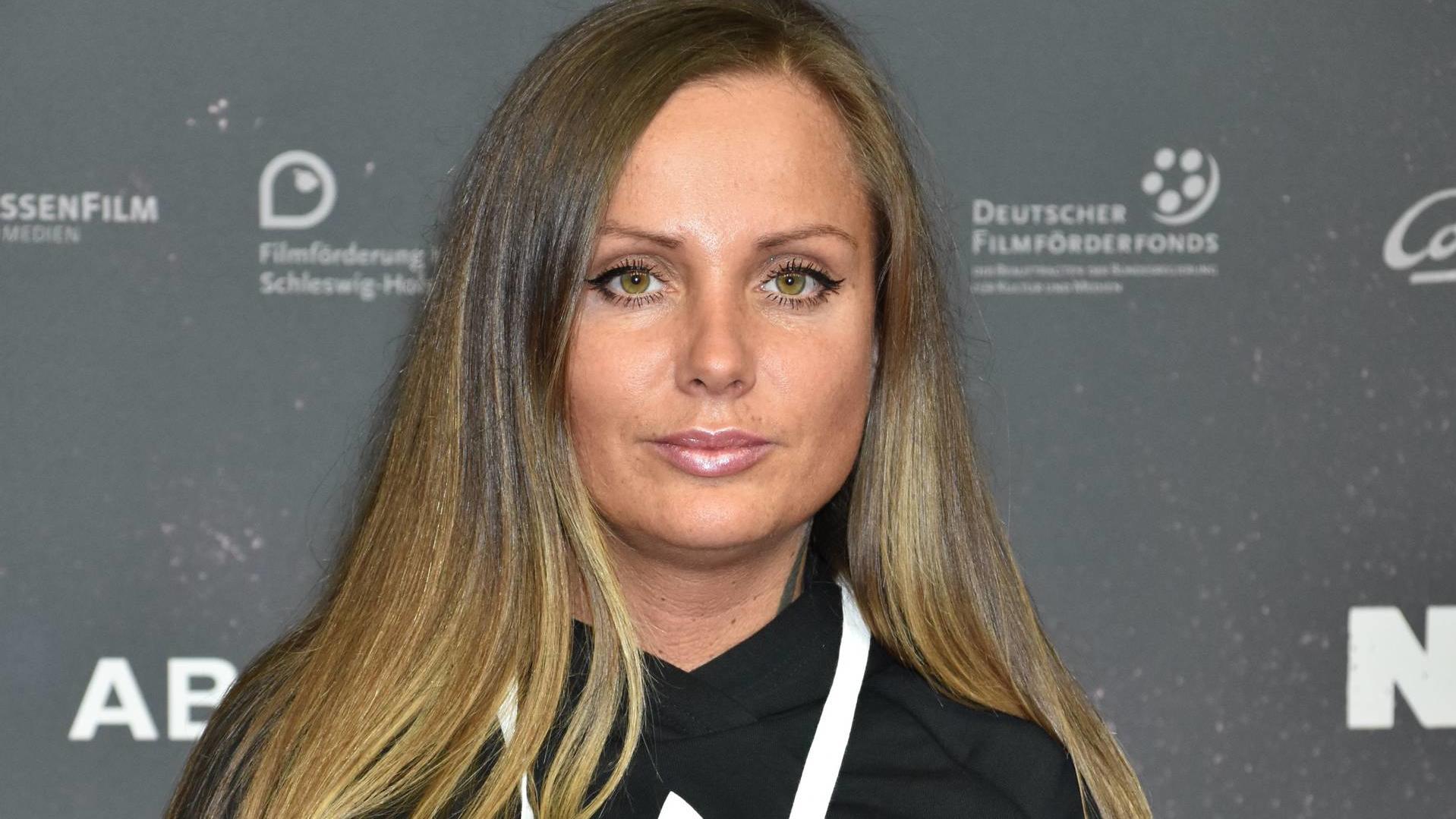 Rapperin Schwesta Ewa schockt mit Autobiografie: Prügel, Flucht und Prostitution Rapperin Schwesta Ewa: Schockierende Details in ihrer Autobiografie