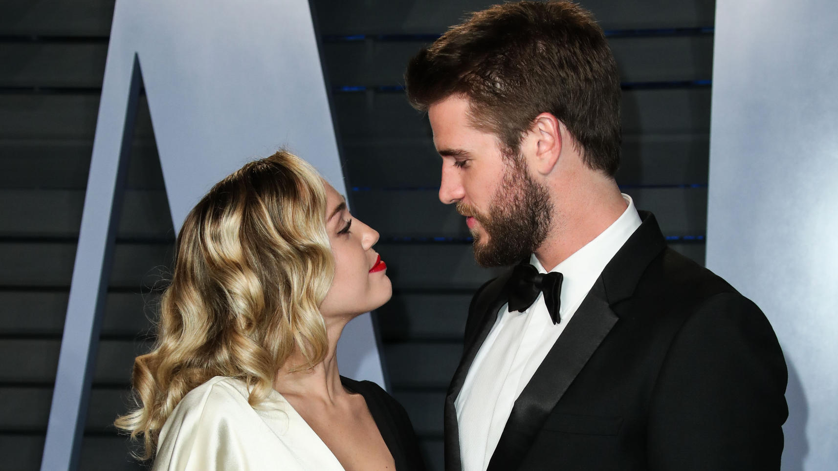 Miley Cyrus enttäuscht über die eingereichte Scheidung (FILE) Miley Cyrus and Liam Hemsworth Split. BEVERLY HILLS, LOS ANGELES, CALIFORNIA, USA - MARCH 04: Singer Miley Cyrus and boyfriend/actor Liam Hemsworth arrive at the 2018 Vanity Fair Oscar Party held at the Wallis Annenberg Center for the Performi