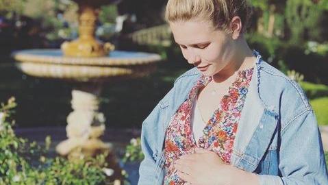 "Club der roten Bänder"-Star Nele Demirbaga erwartet Tochter Nummer zwei Nele blickt freudig in die Zukunft. Im Oktober bekommt sie Tochter Nummer zwei - dann ist die Familie Demirbaga schon zu viert.