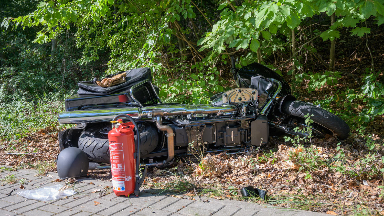 "Tatort"-Star Dominique Horwitz nach Motorradunfall schwer verletzt Das beschädigte Motorrad liegt am Straßenrand.