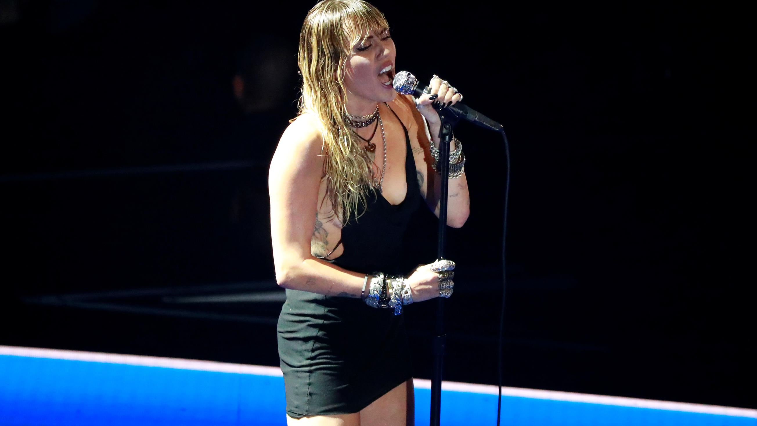 Miley Cyrus: Ist Kaitlynn Carter mehr als ein Urlaubsflirt? 2019 MTV Video Music Awards - Show - Prudential Center, Newark, New Jersey, U.S., August 26, 2019 - Miley Cyrus. REUTERS/Lucas Jackson