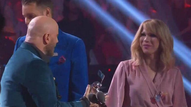 John Travolta hält Drag Queen für Taylor Swift John Travolta hält Drag Queen für Taylor Swift