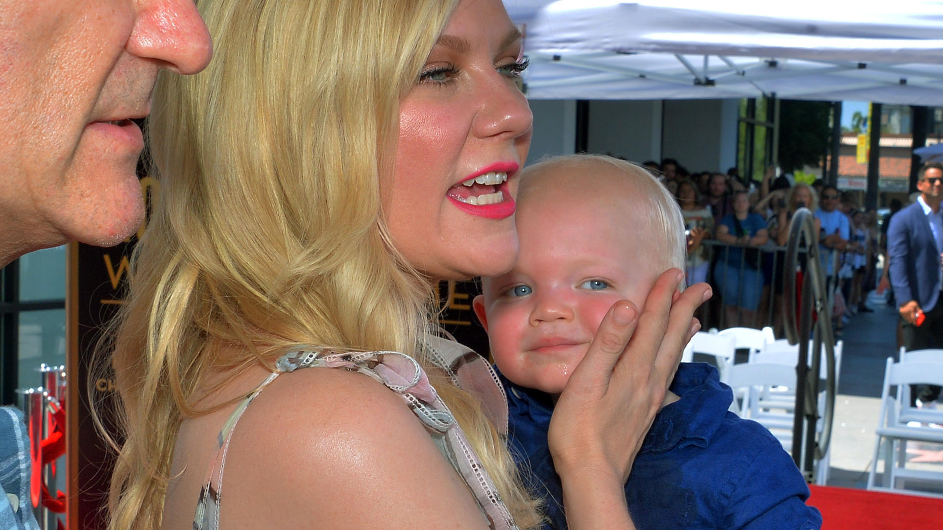 Hollywood-Star Kirsten Dunst ist wieder schwanger! Nächstes Baby mit Jesse Plemons Kirsten Dunst brachte Söhnchen Ennis Howard Plemons (15 Monate) zum "Walk of Fame" mit.