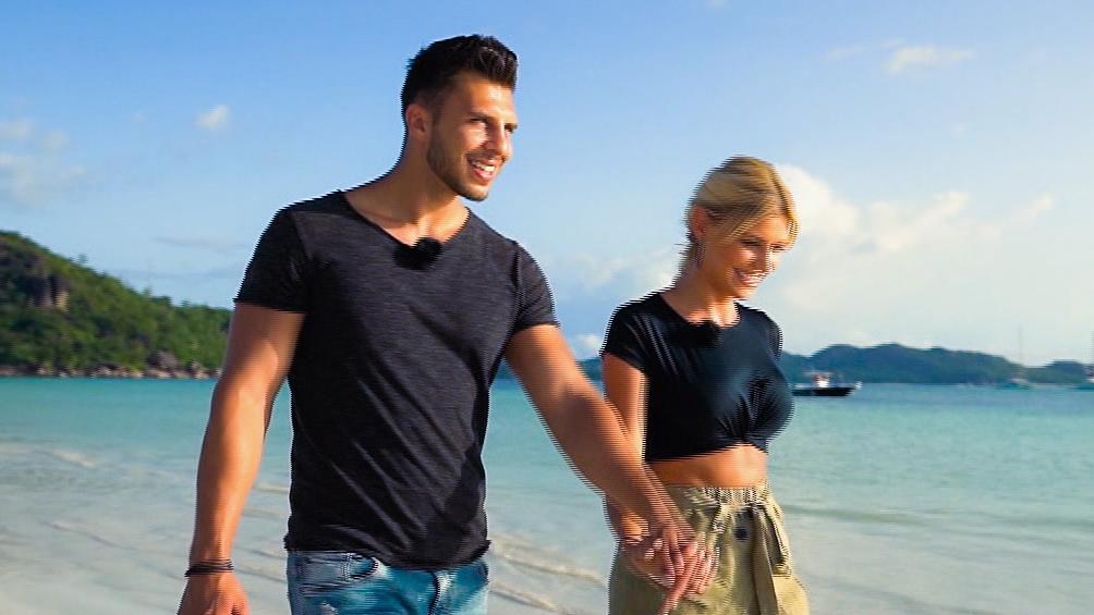 Nimmt Tim Gerdas Rose an? Sie haben abgestimmt! Tim und Gerda morgens am Strand beim Dreamdate.