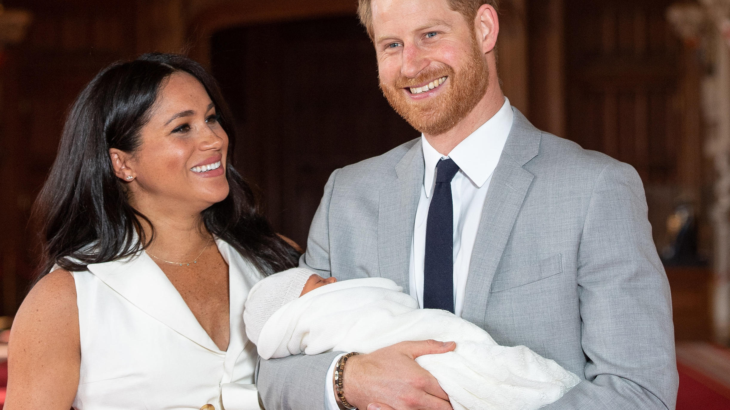 Prinz Harry freut sich riesig, mit Archie und Meghan Südafrika zu erkunden Prinz Harry von Großbritannien und Meghan, Herzogin von Sussex, kommen mit ihrem Sohn Archie Harrison Mountbatten-Windsor zu einem Fototermin in der St. George's Hall im Windsor Castle. (zu dpa "Prinz Har
