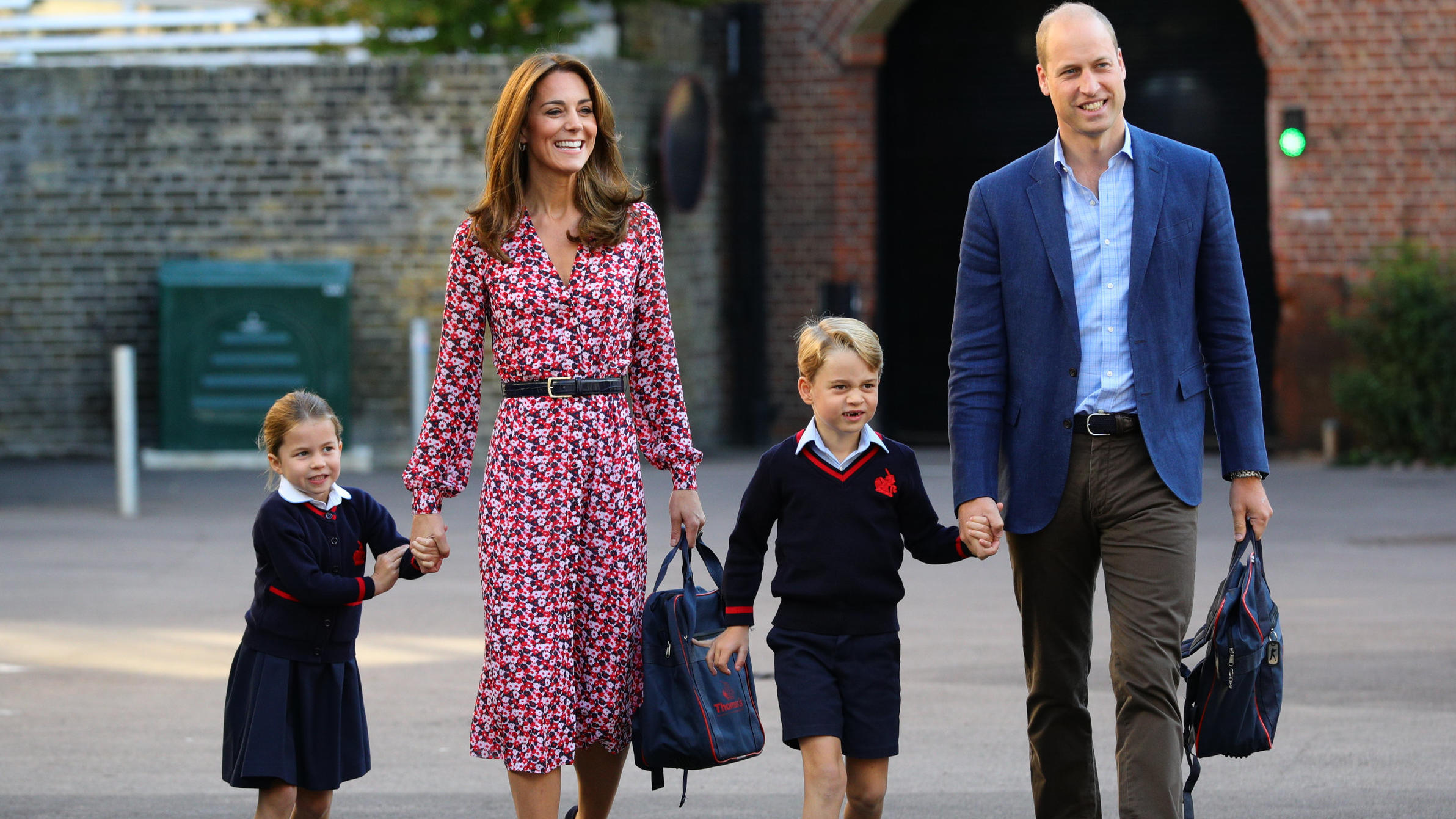 Prinz George lädt seine Schulfreunde in den Kensington-Palast ein dpatopbilder - 05.09.2019, Großbritannien, London: Prinzessin Charlotte (l) kommt an ihrem ersten Schultag an der Schule "Thomas's Battersea" in Begleitung ihrer Eltern, Prinz William und Herzogin Kate, und ihres Bruders Prinz George, an. Foto: Aaron