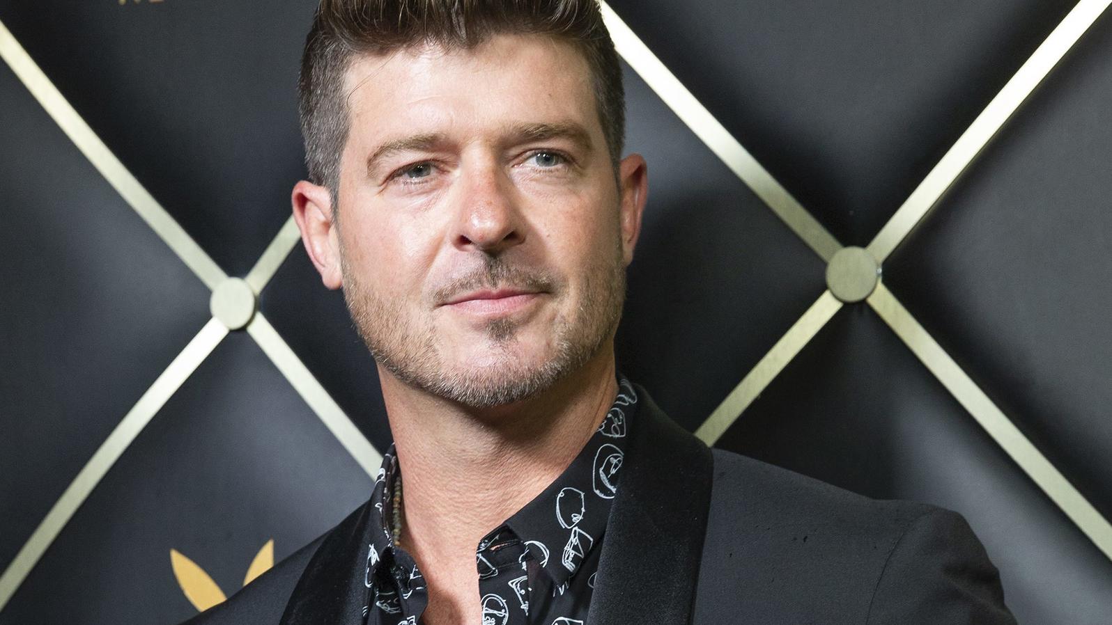 Robin Thicke in Autounfall verwickelt - fast überschlug sich das Auto Robin Thicke war in einem dramatischen Autounfall verwickelt - zum Glück sind alle Beteiligten mit ihrem Leben davongekommen.