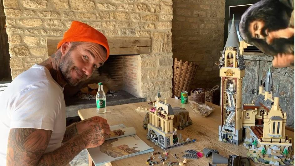 David Beckham baut das Lego-Hogwarts-Schloss für Harper bis tief in die Nacht Da hat sich David Beckham einiges vorgenommen: Er baut ein Hogwarts-Schloss bestehend aus über 6.000 Lego-Steinen.