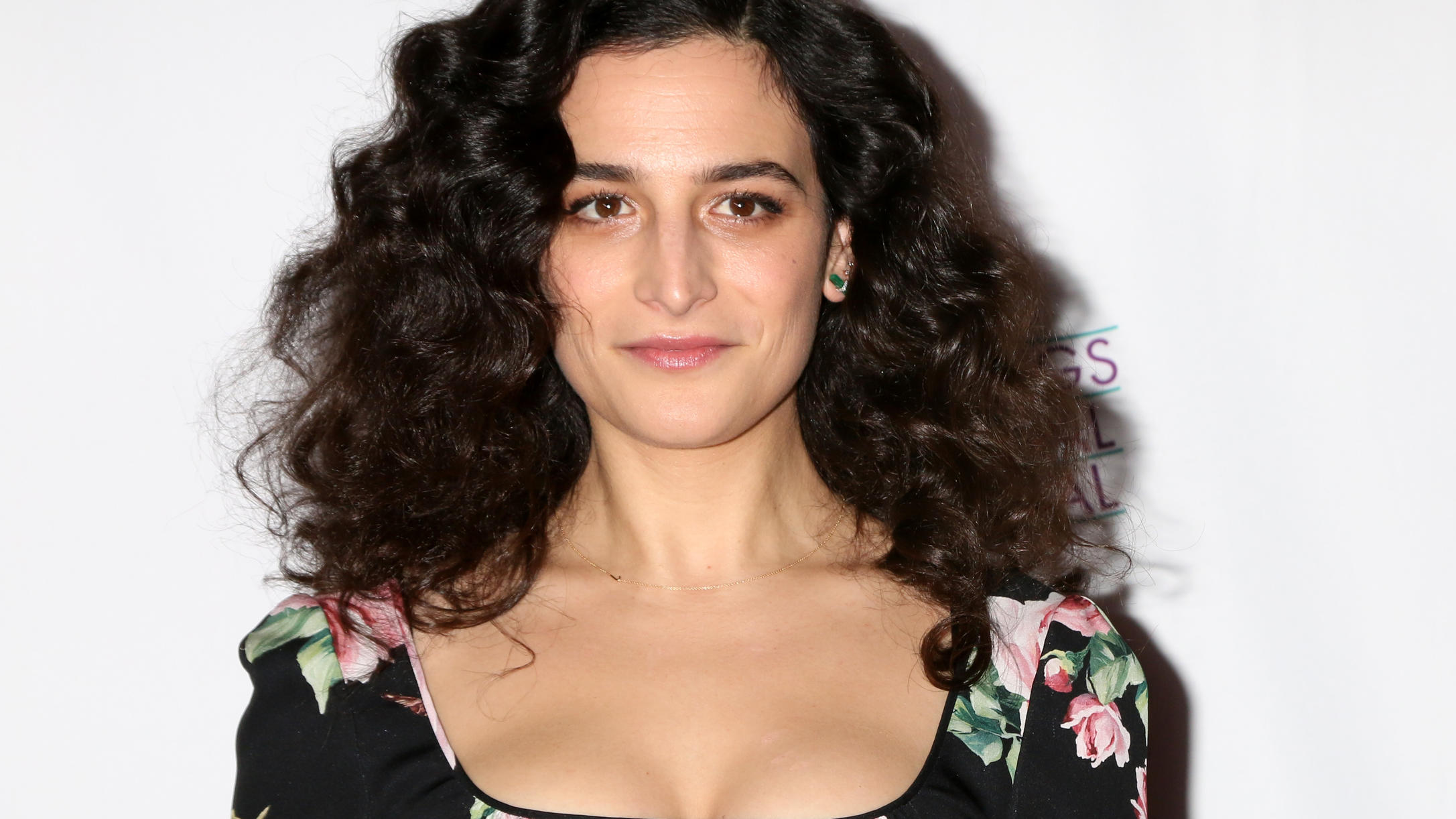 Jenny Slate ist verlobt: Heiratsantrag in verlassenem Schloss in Südfrankreich Sie war mal mit einem der erfolgreichsten Superhelden zusammen, jetzt ist Jenny Slate frisch verlobt. Auf Instagram zeigt sie ihren Husband-To-Be.