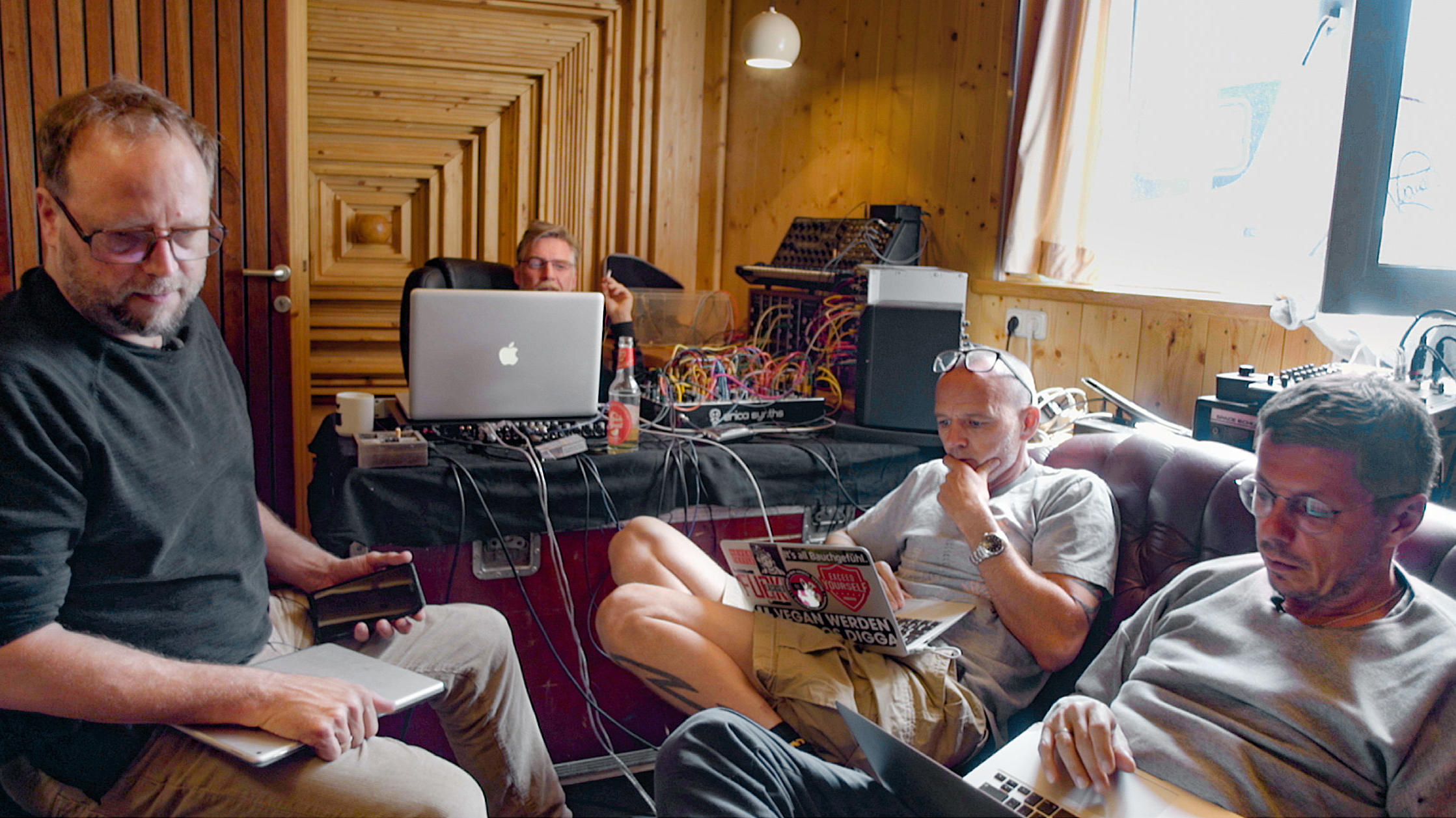 "Wer 4 sind": Eine Liebeserklärung an Die Fantastischen Vier - Filmkritik HANDOUT - 03.09.2019, ---: Smudo (l-r), Andreas Rieke (And.Y), Thomas D und Michi Beck von der Band die Fantastischen Vier bei einer Jam Session - Szene des Films "Wer 4 sind" (undatierte Filmszene). Der Film kommt am 12.09.2019 in die deutschen Kino
