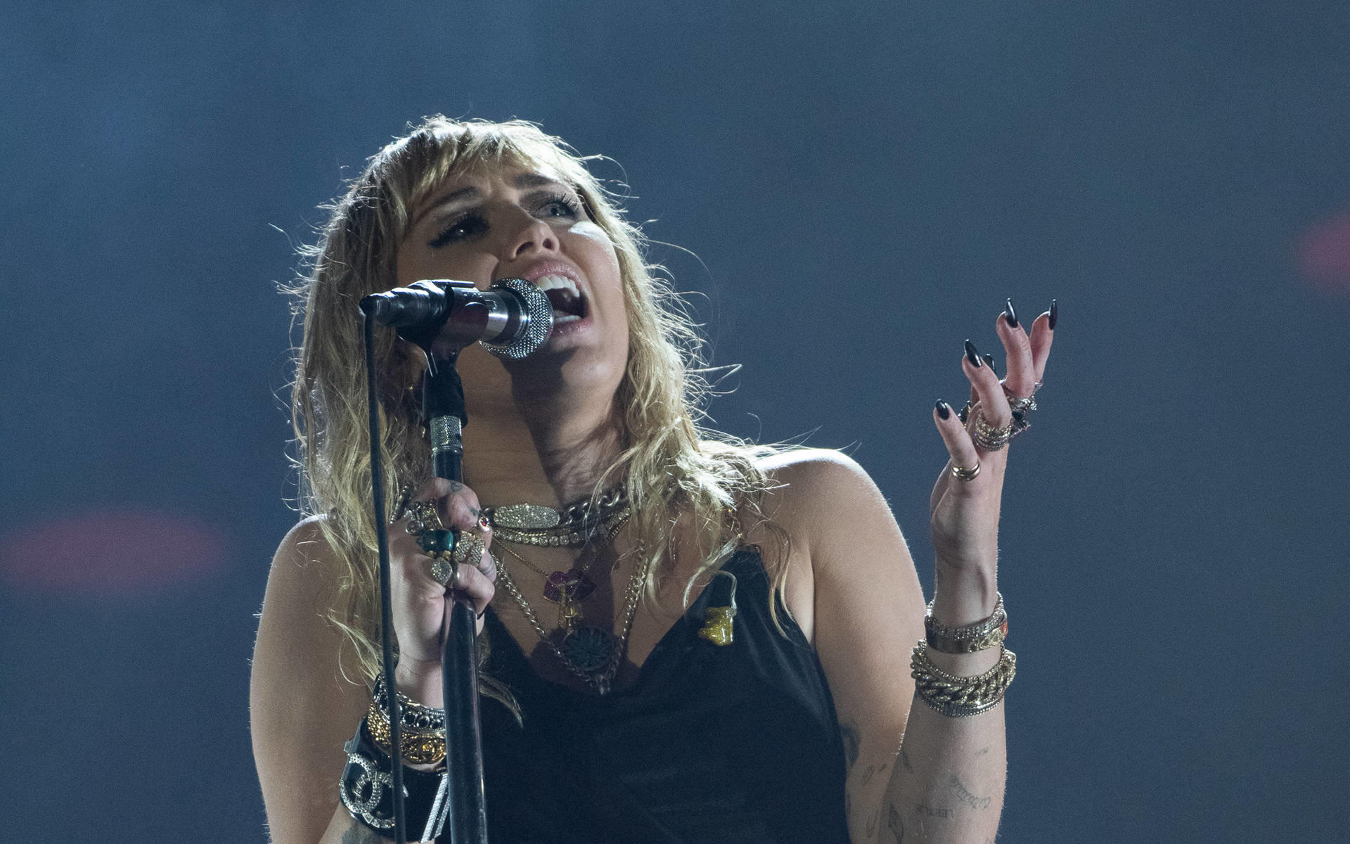 Miley Cyrus trauert auf der Bühne um verstorbenen Oribe Canales Miley Cyrus: Die Tränen ließen sich nicht aufhalten