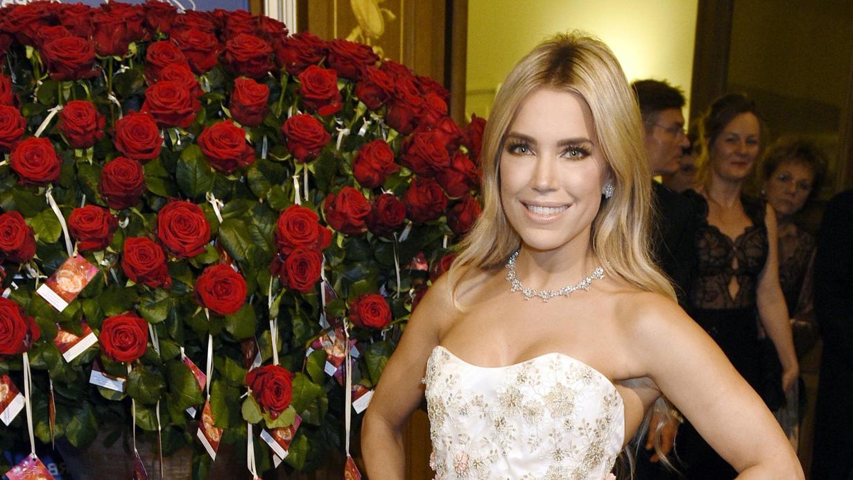 Sylvie Meis: Dieser glitzernde Ehering schmückt ihren Finger nach der Traumhochzeit Sylvie Meis und Niclas Castello zeigen ihre Eheringe.