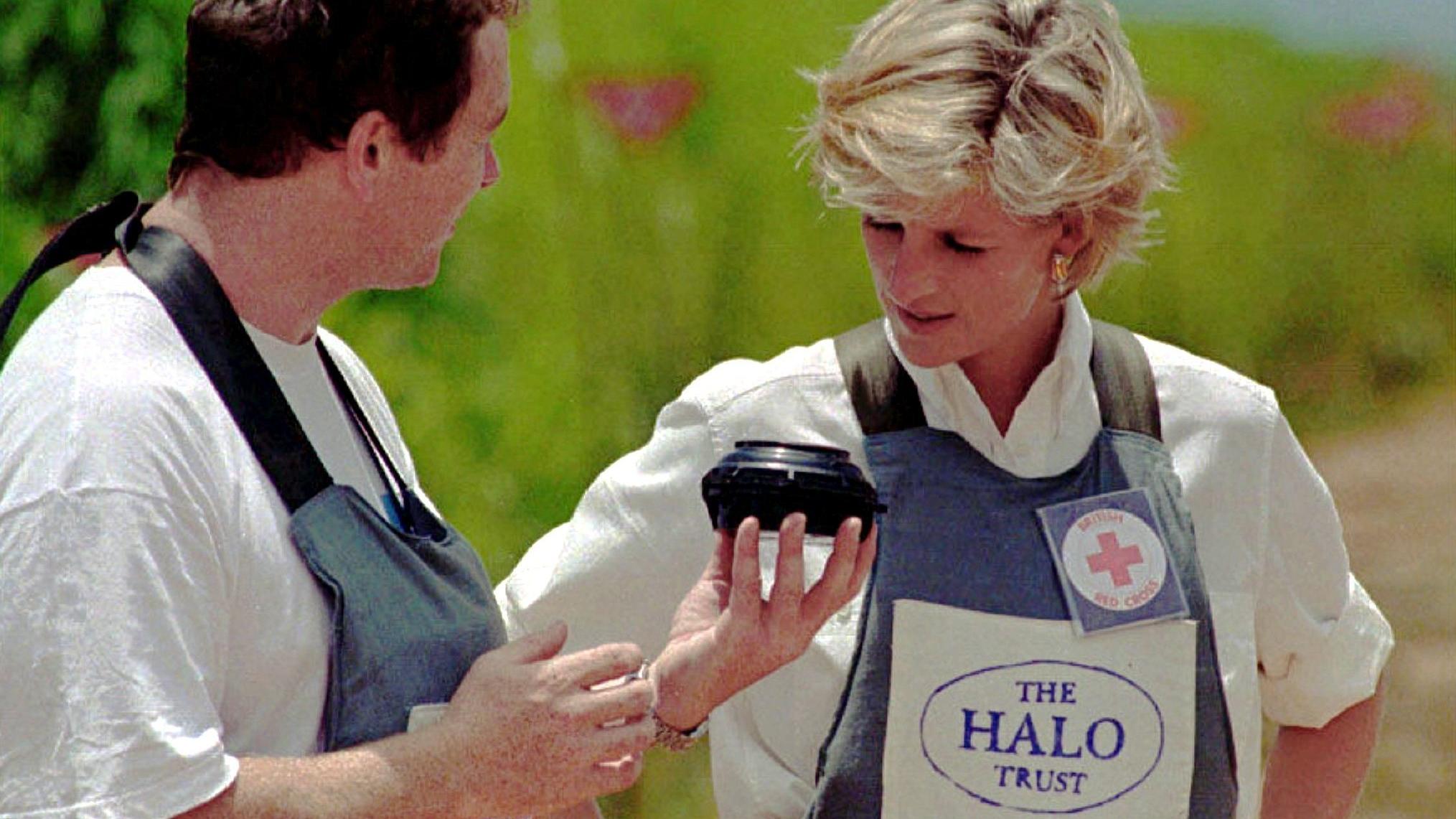 Herzogin Meghan, Prinz Harry und Baby Archie reisen nach Afrika ARCHIV - 15.01.1997, Angola, Huambo: Ausgestattet mit einer Weste, die vor Splittern schützt, hört Diana, Prinzessin von Wales, den Erklärungen eines mit dem Räumen von Minenfeldern beauftragten Experten zu. Diana war nach Huambo gereist, um Experten