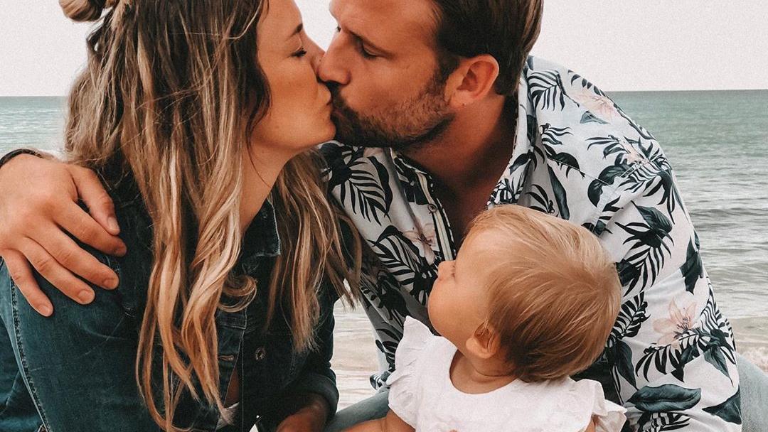 Ex-"Bachelor"-Star Ramona Stöckli: Herrlich offen über ihr Abstillen Ramona Stöcklie, Peter und Baby Clea
