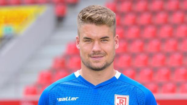 Offiziell! Ex-Bachelorette Jessica Paszka ist mit Fußball-Profi Alexander Meyer liiert Alexander Meyer, Torwart vom SSV Jahn Regensburg datet die Ex-Bachelorette.