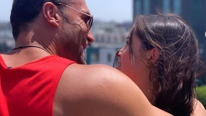 Bastian Yottas Neue ist viel jünger: So alt ist seine Marisol Bastian Yotta und Marisol Ortiz sind das neue Paar an der "Yotta Universität" (Quelle: instagram.com/yotta_university).
