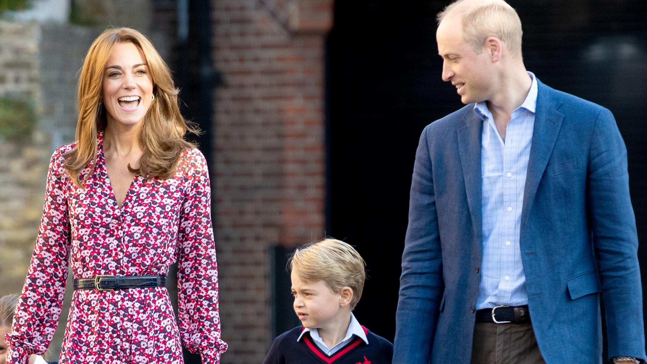 Herzogin Kate und Prinz William bedanken sich bei Fans für Glückwünsche Herzogin Kate und Prinz William bedankten sich für die Glückwünsche zu Prinz Georges (mitte) sechsten Geburtstag.