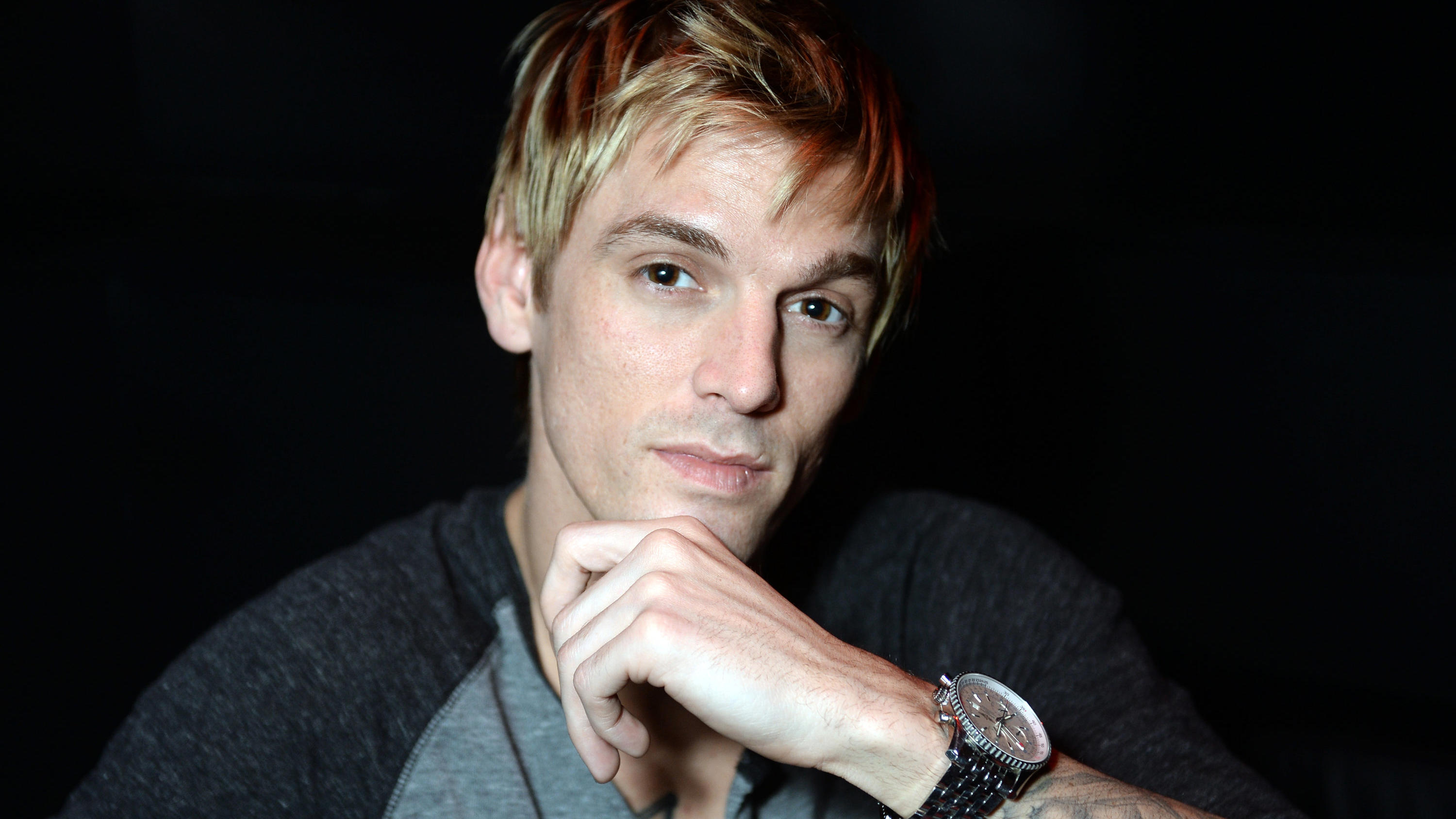 Aaron Carter rudert zurück: "Ich liebe meine Familie" ARCHIV - 21.01.2015, Berlin: Der US-amerikanischer Popsänger Aaron Carter schaut bei einem Fototermin im K17 in Berlin in die Kamera. Carter wird der Streit mit seinen Geschwistern zu viel. (zu dpa «Aaron Carter: «Alles, was ich will, ist Liebe»») Fo