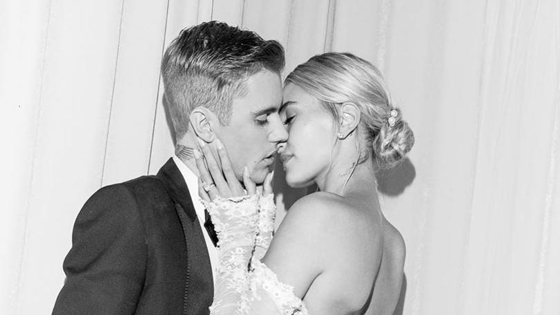 Justin und Hailey Bieber: Deswegen müssen die Flitterwochen leider ausfallen Hailey Bieber, Justin Bieber, Hochzeitskleid