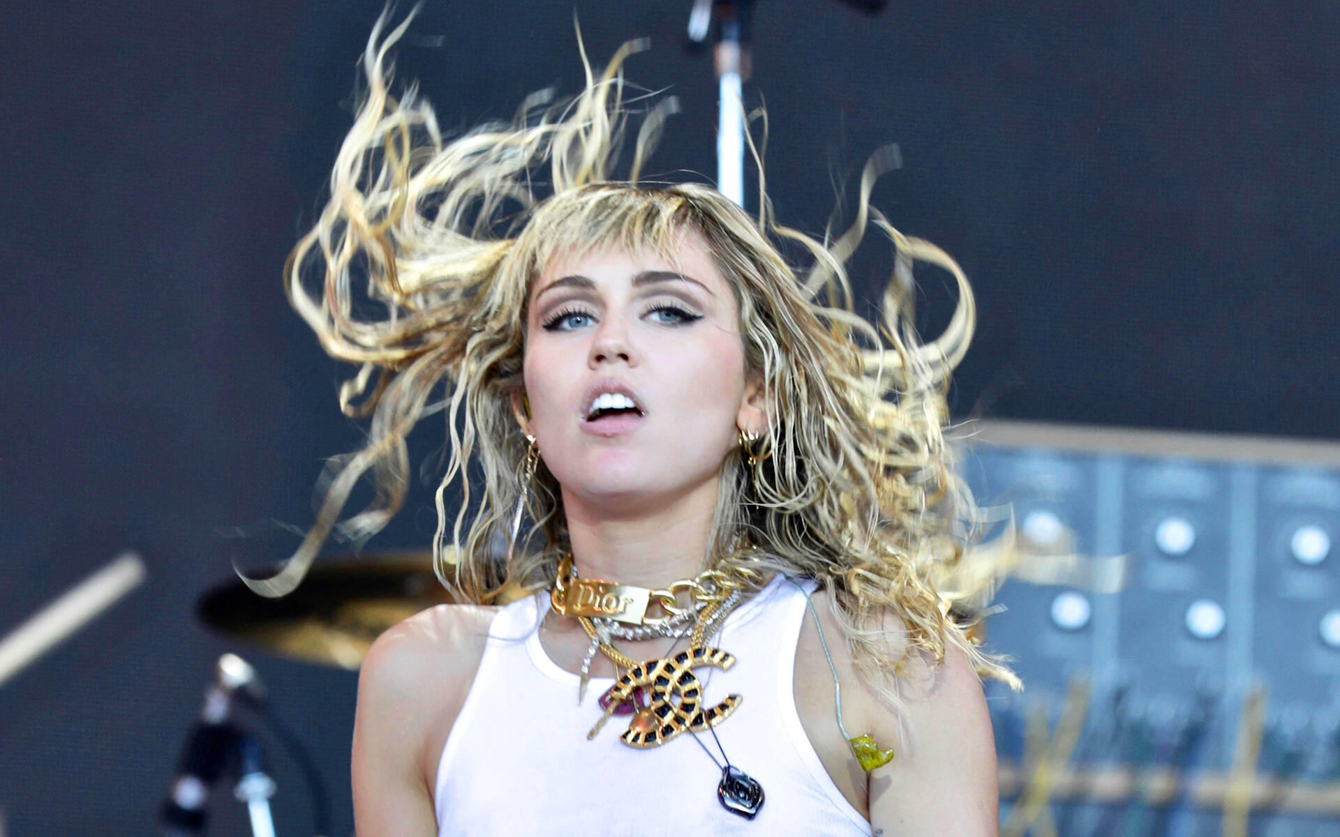 Miley Cyrus ' Mandelentzündung: Cody Simpson besucht sie im Krankenhaus Mandelentzündung! Miley Cyrus im Krankenhaus - doch wer kommt zu Besuch?