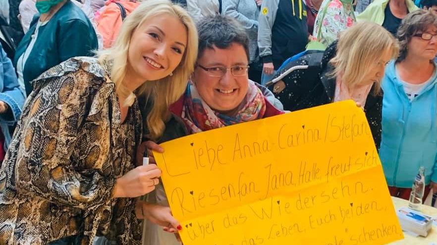 Anschlag in Halle: Ella Endlich trauert um ihren besonderen Fan Jana L. Sängerin Anna-Carina Woitschak mit Stefan Mross größtem Fan Jana L.