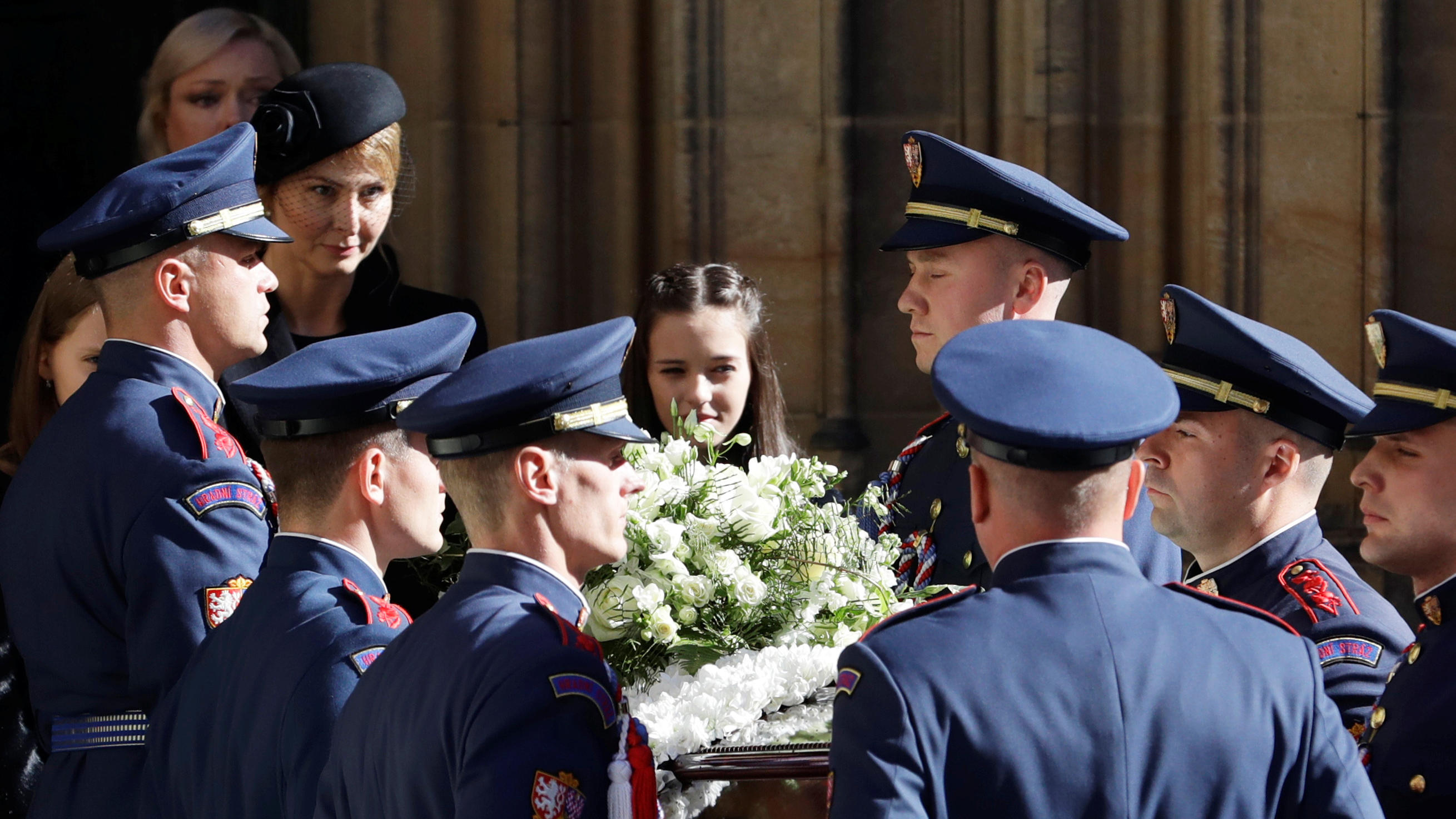 Karel Gott: Wegbegleiter und Fans verabschieden sich in Prag Der Sarg von Sänger Karel Gott wird von Soldaten in den Prager Veitsdom getragen.