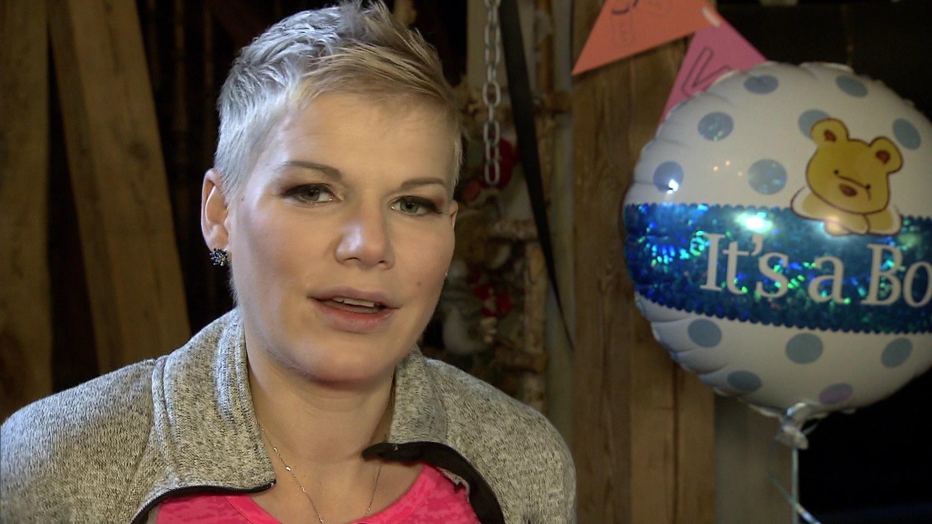 Melanie Müller steht 6 Tage nach Mattys Geburt schon wieder auf der Bühne Melanie Müller tritt 6 Tage nach dem Kaiserschnitt schon wieder auf.