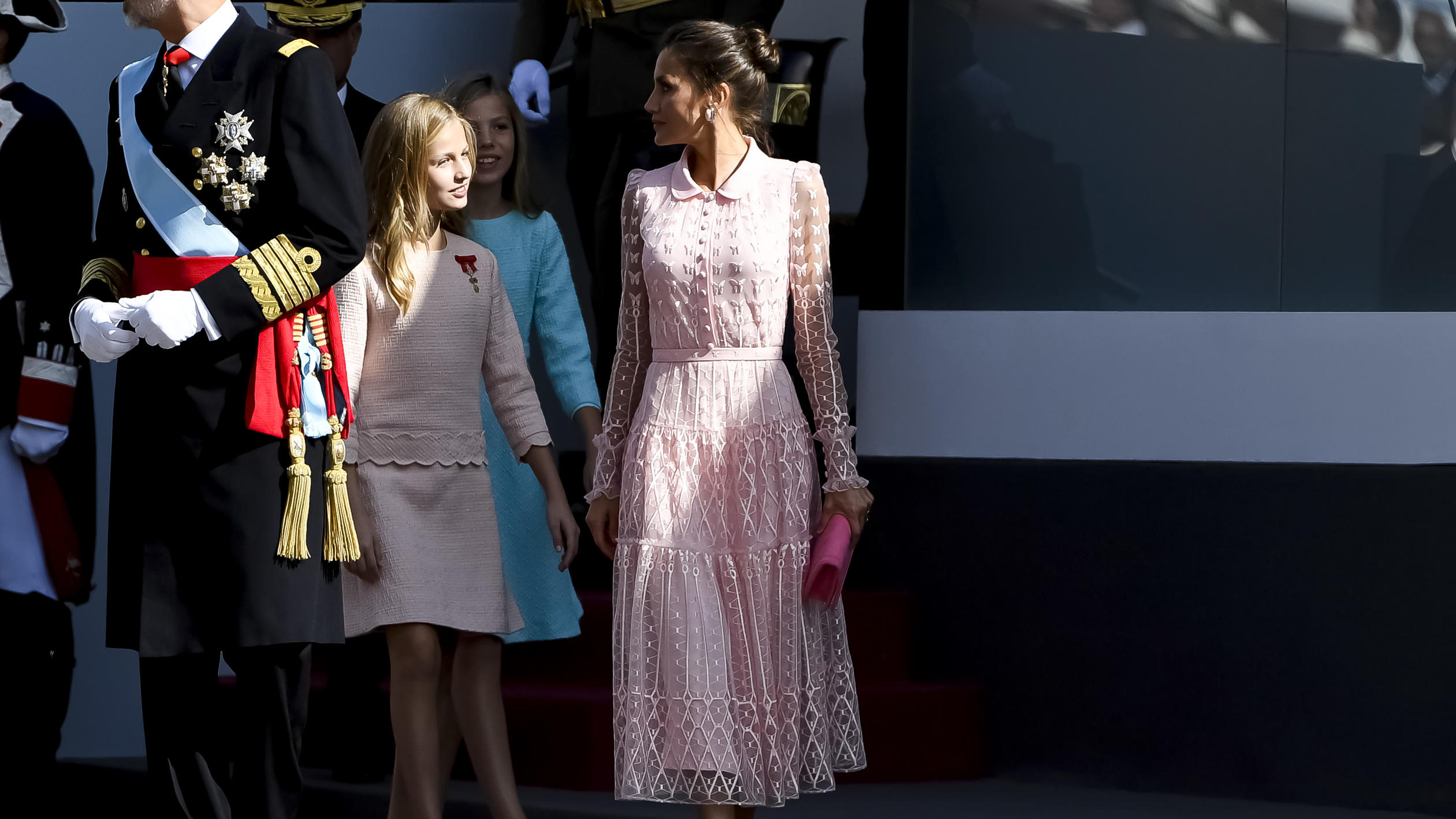 Königin Letizia in einem Traum von Pink König Felipe von Spanien und seine Damen: Letizia, Prinzessin Leonor und Sofia am spanischen Nationalfeiertag.
