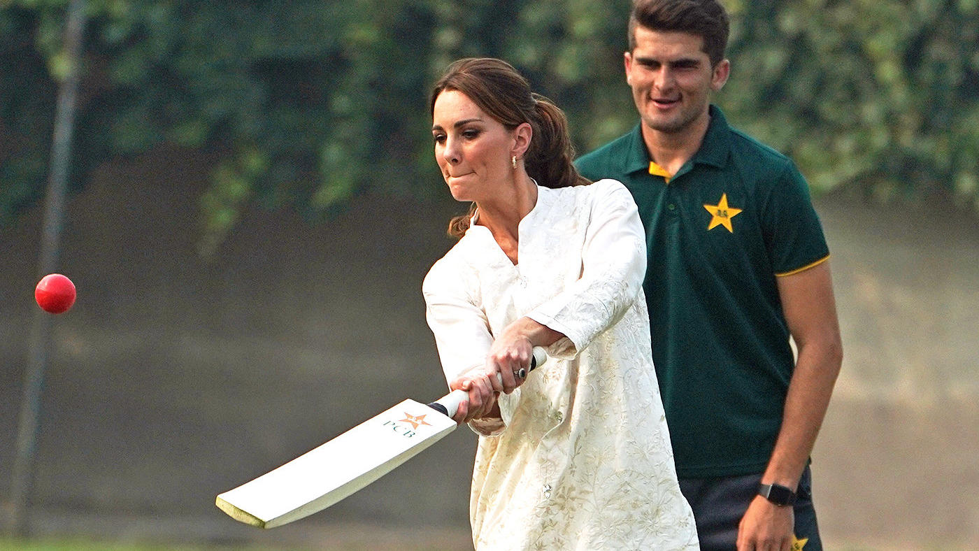 Herzogin Kate zeigt vollen Einsatz bei Cricket-Match in Pakistan 17.10.2019, Pakistan, Lahore: Kate, Herzogin von Cambridge, ist zu Besuch an einer Cricket-Akademie, um dort am vierten Tag ihrer Pakistan-Reise ein Cricket-Match mit einer Gruppe von Kindern zu spielen. Das Cricket-Programm von DOSTI, einer Initiati