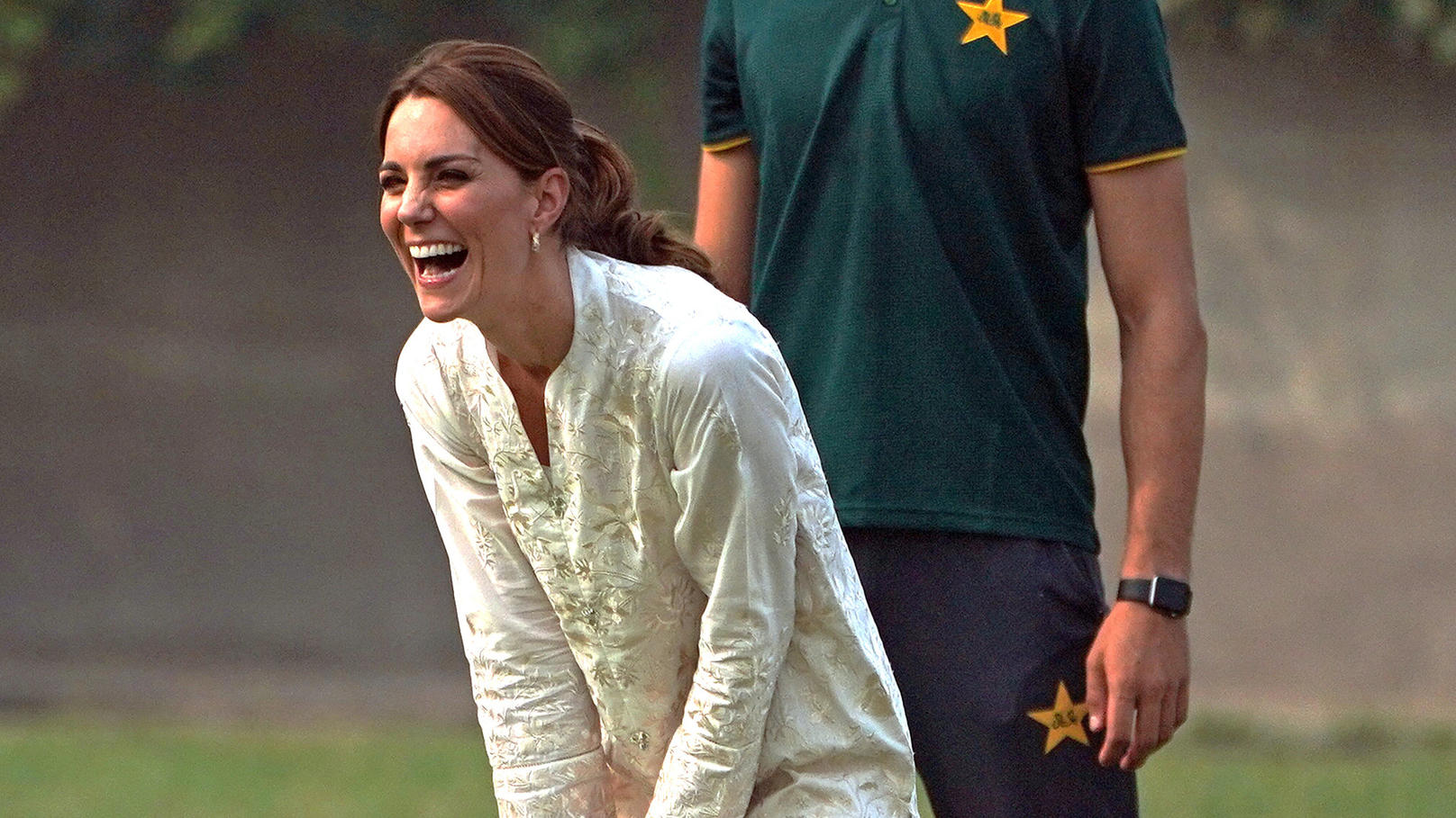 Herzogin Kate zeigt vollen Einsatz bei Cricket-Match in Pakistan 17.10.2019, Pakistan, Lahore: Kate, Herzogin von Cambridge, ist zu Besuch an einer Cricket-Akademie, um dort am vierten Tag ihrer Pakistan-Reise ein Cricket-Match mit einer Gruppe von Kindern zu spielen. Das Cricket-Programm von DOSTI, einer Initiati