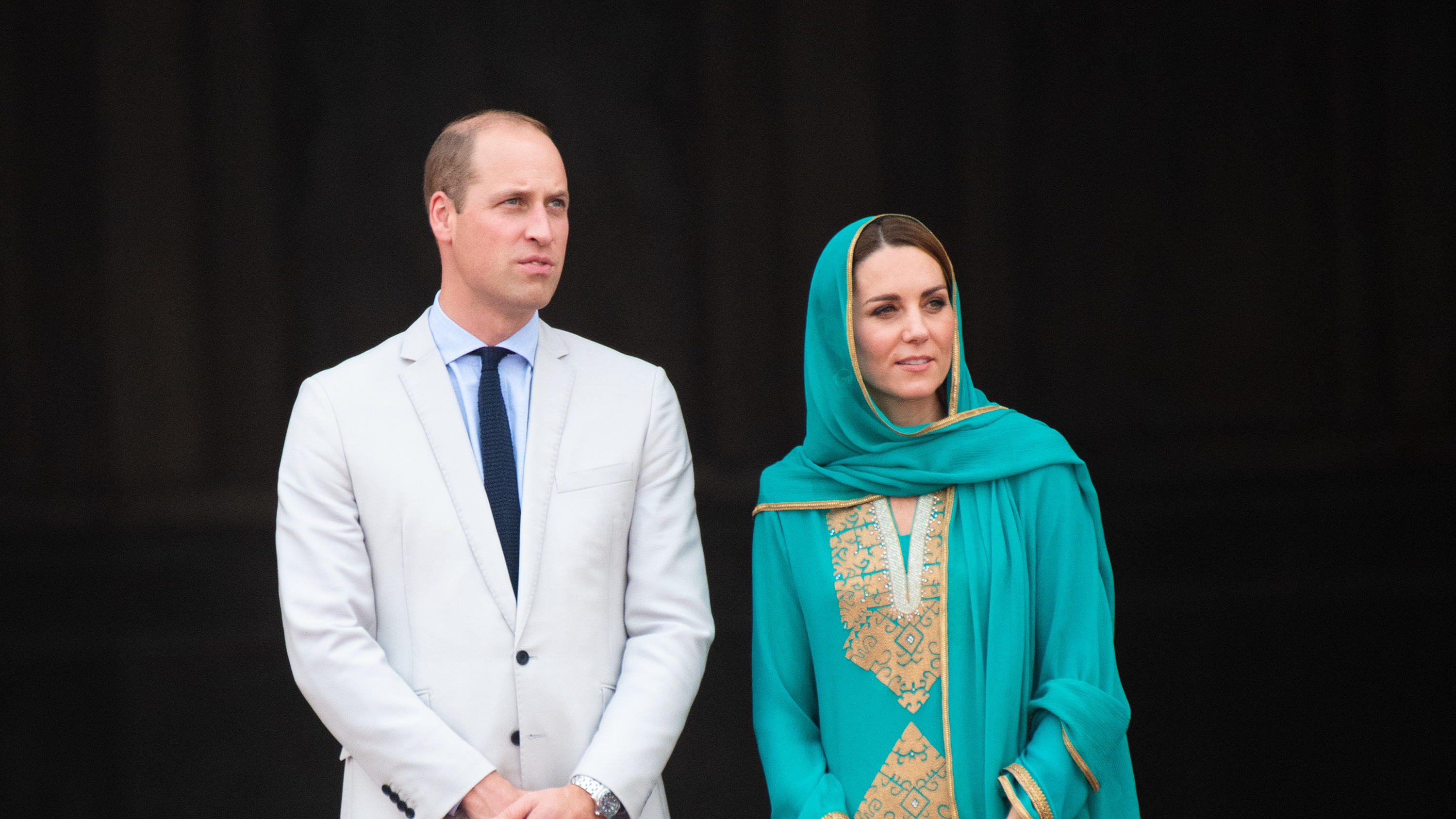 Prinz William und Herzogin Kate: Flugzeug konnte wegen Gewitter nicht in Islamabad landen Prince William, the Duke of Cambridge and Catherine, the Duchess of Cambridge visit the Badshahi Mosque in Lahore.Pictured: Prince William,the Duke of Cambridge and Catherine,the Duchess of CambridgeRef: SPL5122837 171019 NON-EXCLUSIVEPicture by: Spl