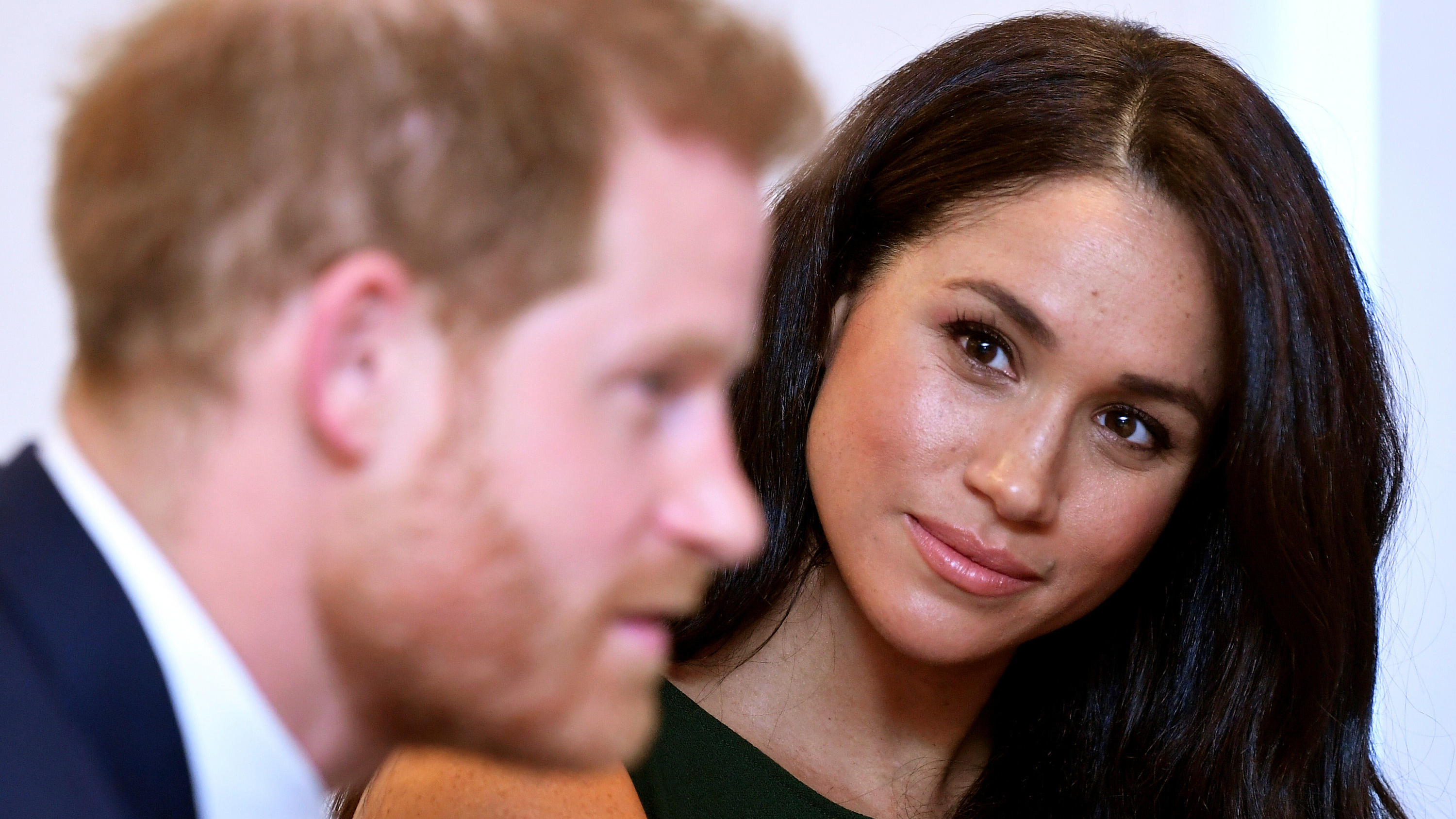 Herzogin Meghan & Prinz Harry: Ihre Freunde warnten sie vor dem Leben als Royal 15.10.2019, Großbritannien, London: Der britische Prinz Harry (l), Herzog von Sussex, und seine Frau Meghan, Herzogin von Sussex, nehmen an den jährlichen «WellChild Awards» im Royal Lancaster Hotel teil. Foto: Toby Melville/PA Wire/dpa +++ dpa-Bildf