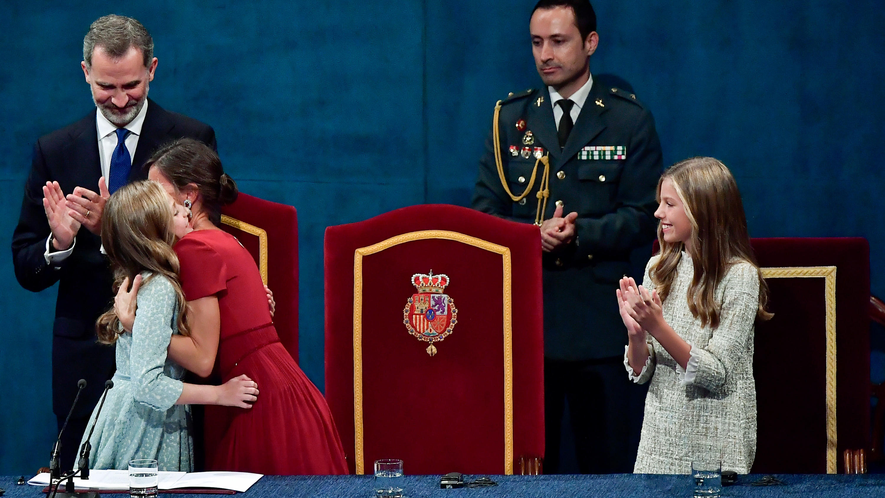 Kronprinzessin Leonor von Spanien meistert Rede als Stiftungspräsidentin 18.10.2019, Spanien, Oviedo: Die spanische Kronprinzessin Leonor (2.l), wird von ihrer Mutter spanische Königin Letizia neben dem spanischen König Felipe VI. und ihrer Schwester Sofia beglückwünscht, nachdem sie ihre erste Rede als Prinzessin von Ast