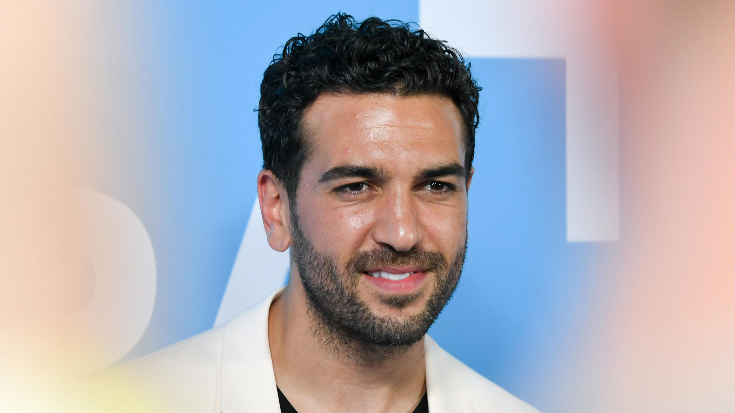 Edel- oder Ekel-Dinner? Elyas M‘Barek spaltet Fanlager - ausgerechnet mit seinem Essen ARCHIV - 25.06.2019, Berlin: Elyas M'Barek, Schauspieler, steht auf dem Produzentenfest der Allianz Deutscher Produzenten - Film und Fernsehen e.V. im Tipi am Kanzleramt. Der Schauspieler möchte nicht alles von sich preisgeben. (Zu dpa: «Elyas M'Bare