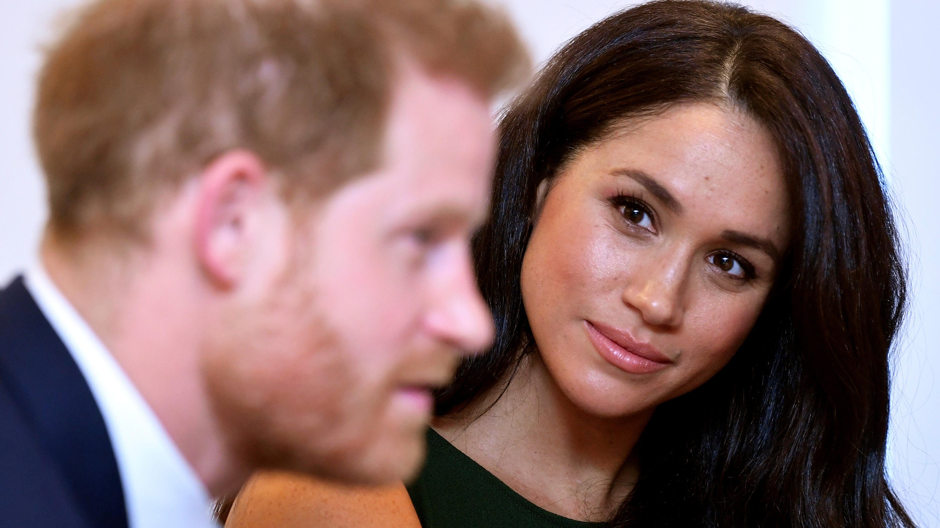 Prinz William besorgt um Prinz Harry und Herzogin Meghan FILE PHOTO: Meghan, Duchess of Sussex, looks at Britain's Prince Harry during the WellChild Awards pre-Ceremony reception in London, Britain, October 15, 2019. REUTERS/Toby Melville/Pool/File Photo