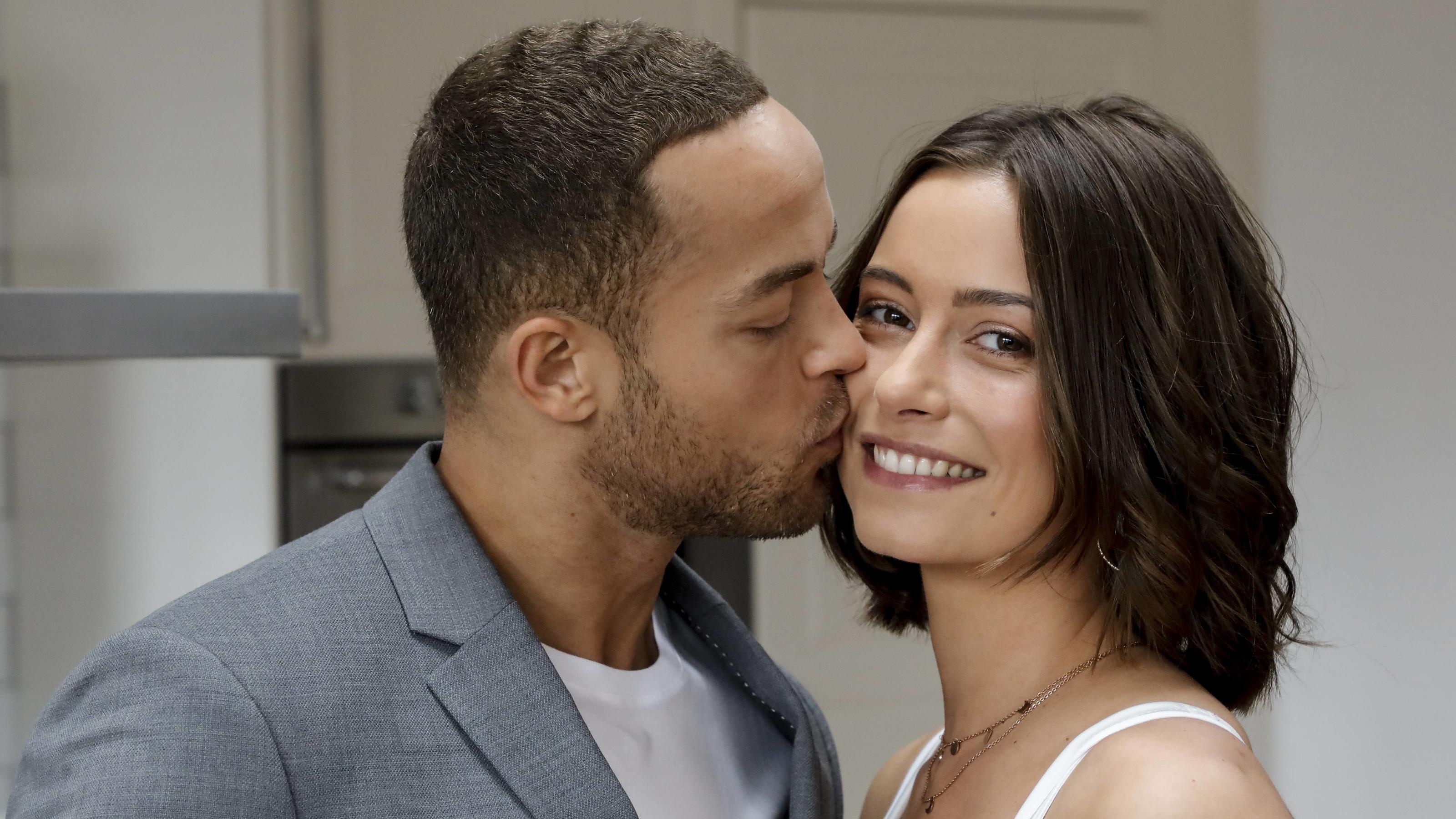 Das schenkt Andrej Mangold seiner Jenny zum Jahrestag 16.05.2019. Düsseldorf. Bachelor Andrej Mangold und Jennifer Lange erzählen bei einer Produktpräsentation eines Limonadenherstellers aus ihrem Beziehungsalltag, zum Thema Instagram- Beziehungskiller, Probleme in der Beziehung, und geben persönliche B