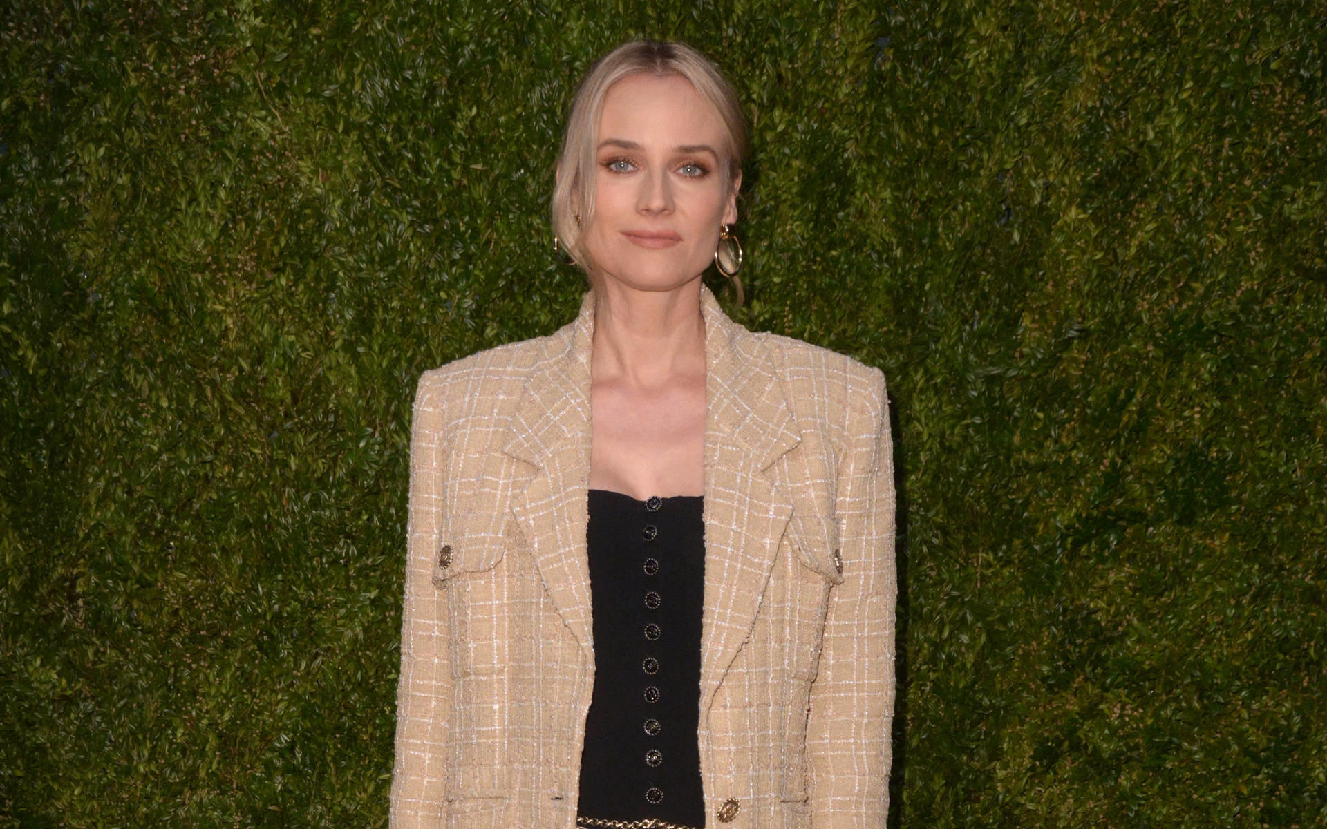 Seltener Schnappschuss: Diane Kruger entzückt mit Baby-Foto Seltener Schnappschuss: Diane Kruger entzückt mit Baby-Foto