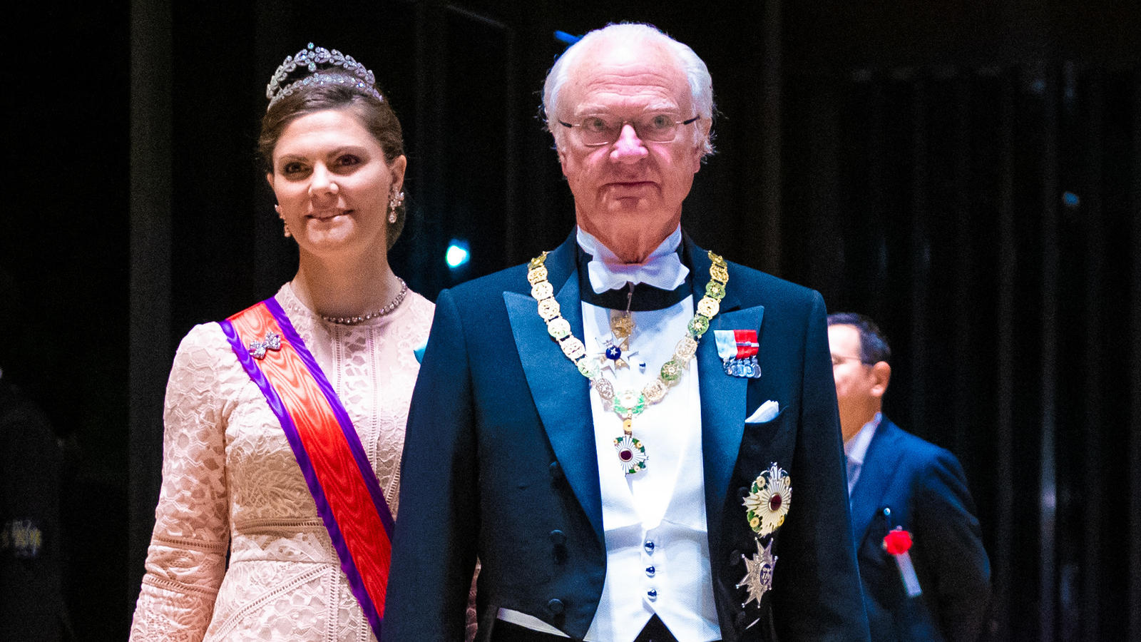Kronprinzessin Victoria & König Carl Gustaf von Schweden: Darum fliegen die Royals nie gemeinsam Kronprinzessin Victoria von Schweden und ihr Vater König Carl Gustaf bei der Inthronisation von Kaiser Naruhito in Japan.