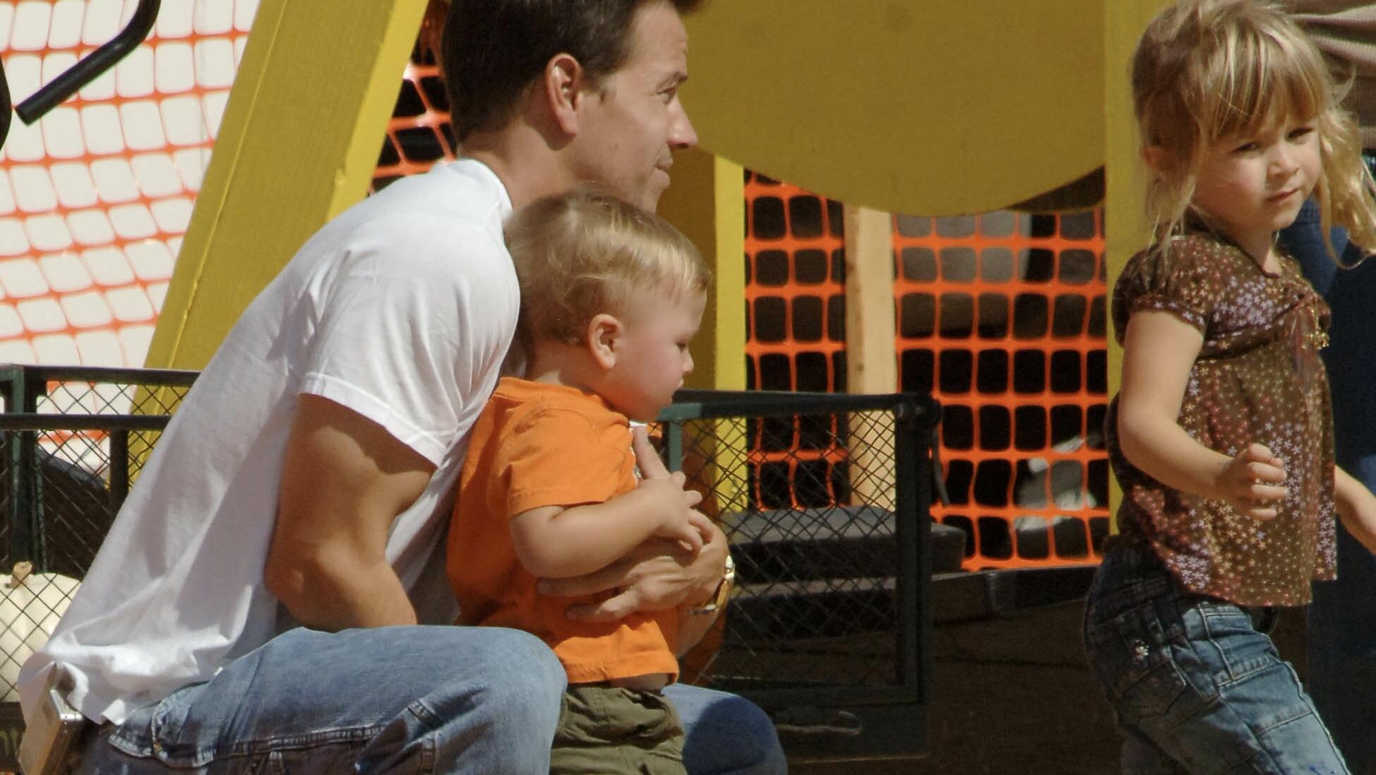 Mr. Bones Pumpkin Patch: Hier machen die Stars und ihre Kinder am liebsten Halloween-Fotos Mark Wahlberg gets mobbed by the paparazzi as he spends the afternoon at Mr Bones Pumpkin Patch in West Hollywood, Ca with girlfriend Rhea Durham and their young children Michael and Ella