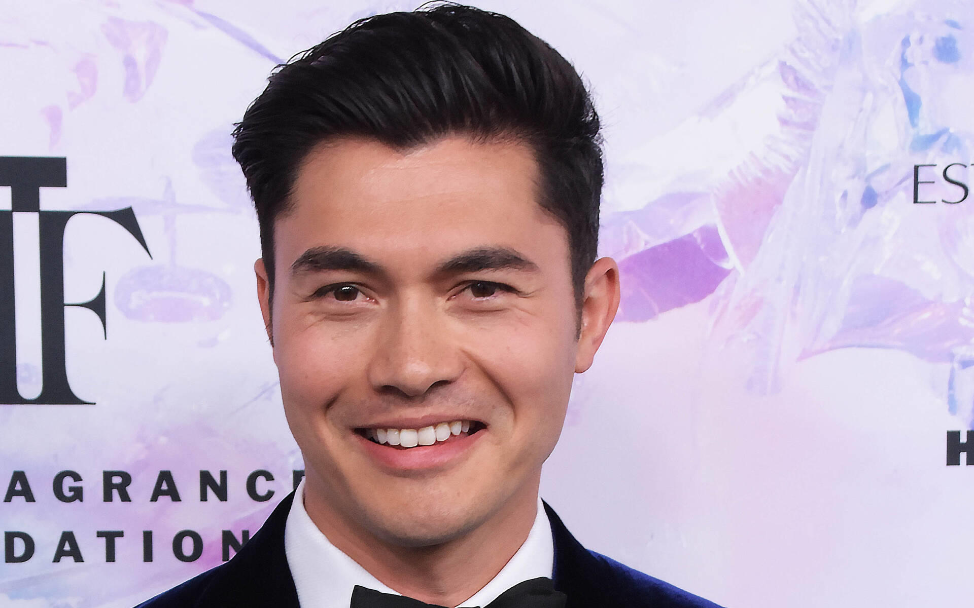 Emma Thompson: Henry Golding fand ihre Oscars auf dem Klo Henry Golding: Was macht Emma Thompsons Oscar im Bad?