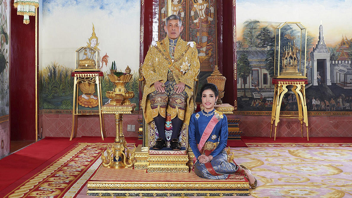 Thailands König Maha Vajiralongkorn verbannt seine Ex-Geliebte in den Knast ARCHIV - 31.07.2019, Thailand, Bangkok: König Maha Vajiralongkorn von Thailand sitz auf seinem Thron, während neben ihm Sineenat Wongvajirapakdi kniet. Vajiralongkorn hat nun seine offizielle Geliebte aus dem Palast verstoßen. Der 34-Jährigen wurden