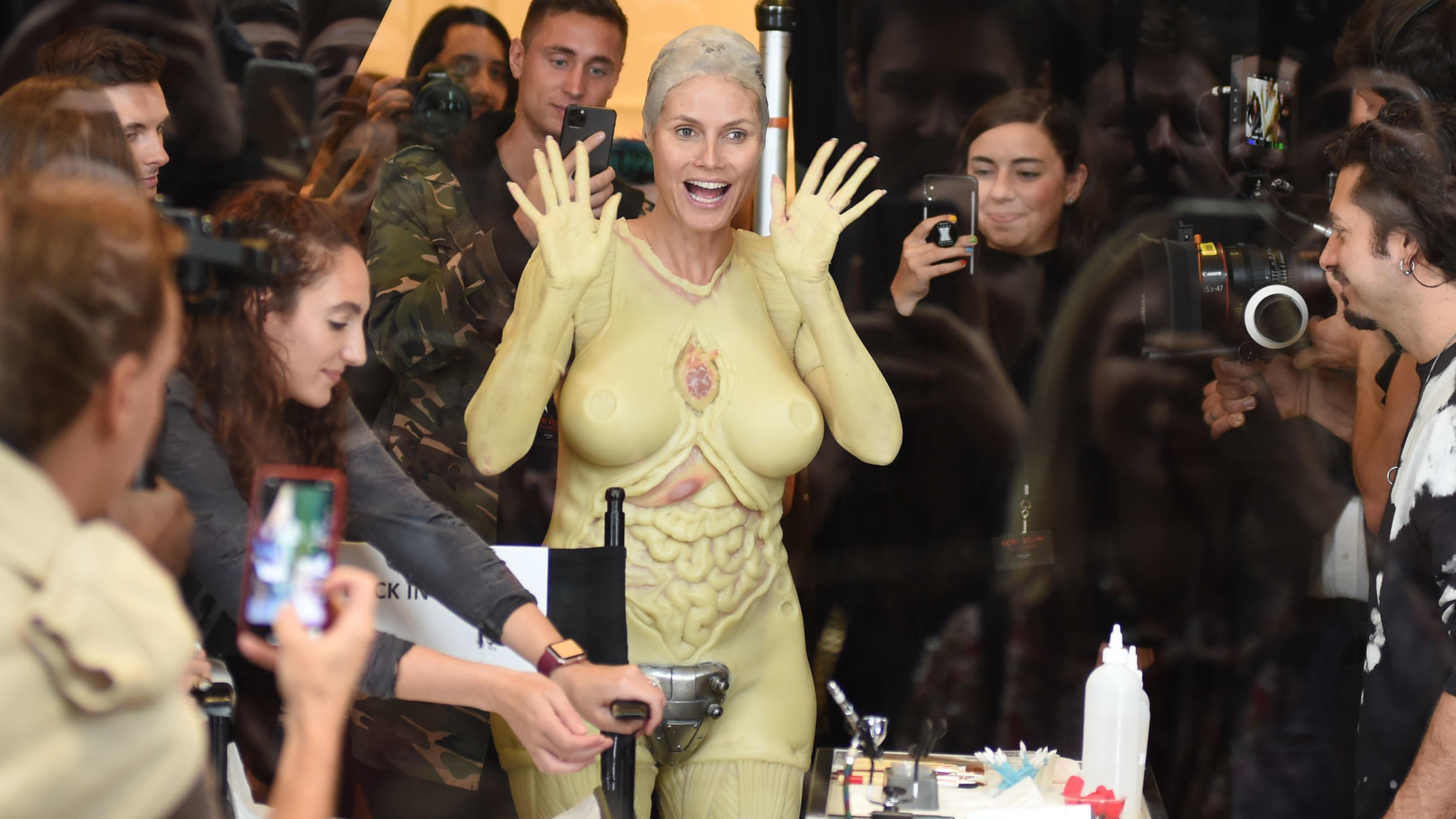 Heidi Klum bestätigt: „Es gibt dieses Jahr keine Halloween-Party“ Heidi Klum bei den Vorbeireitungen für ihr Halloween-Kostüm 2019. Dieses Jahr fällt die Party leider aus.