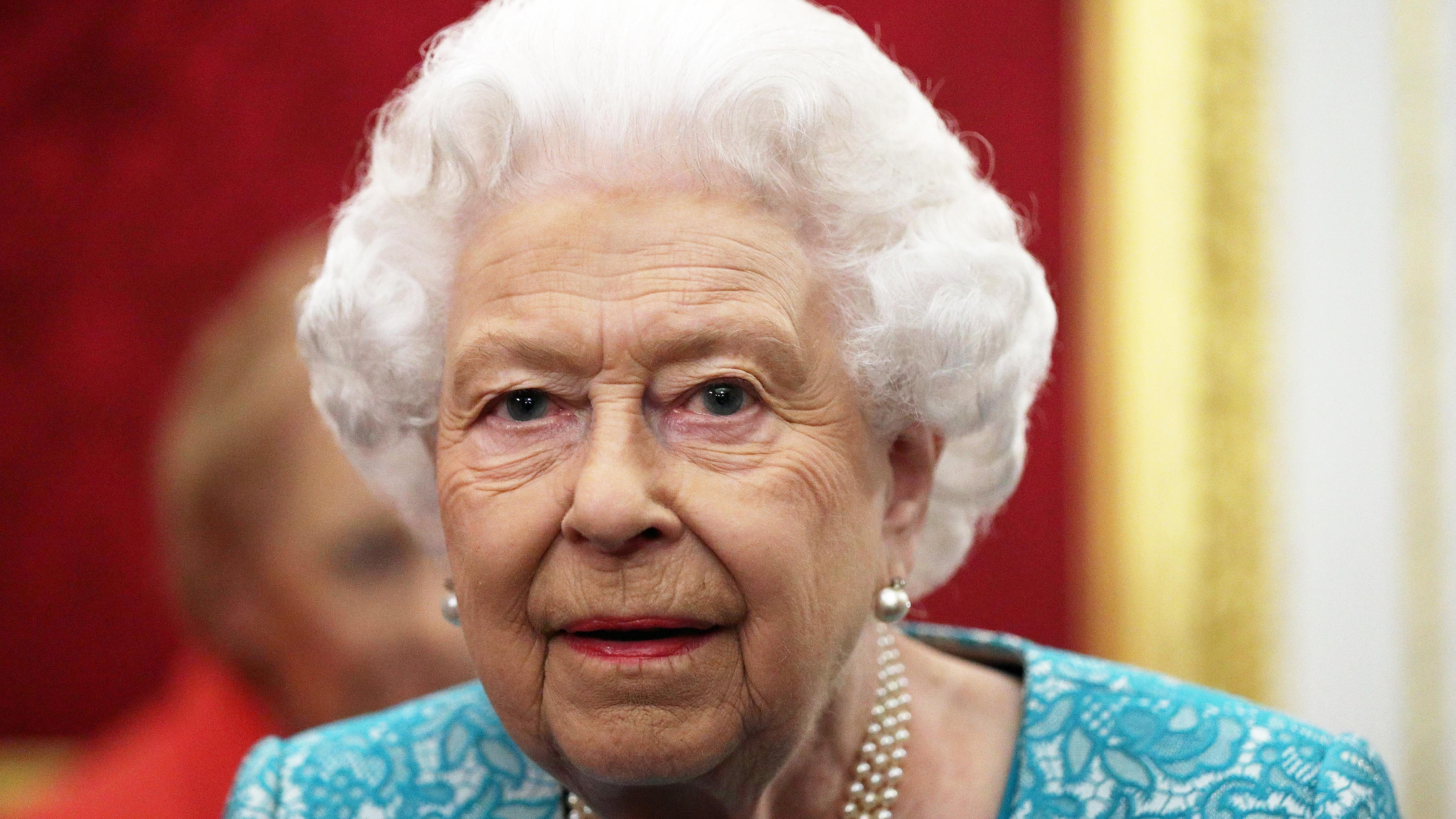 Make-up-Geheimnis der Queen enthüllt: Sie schminkt sich selbst! Die Queen legt selbst Hand an
