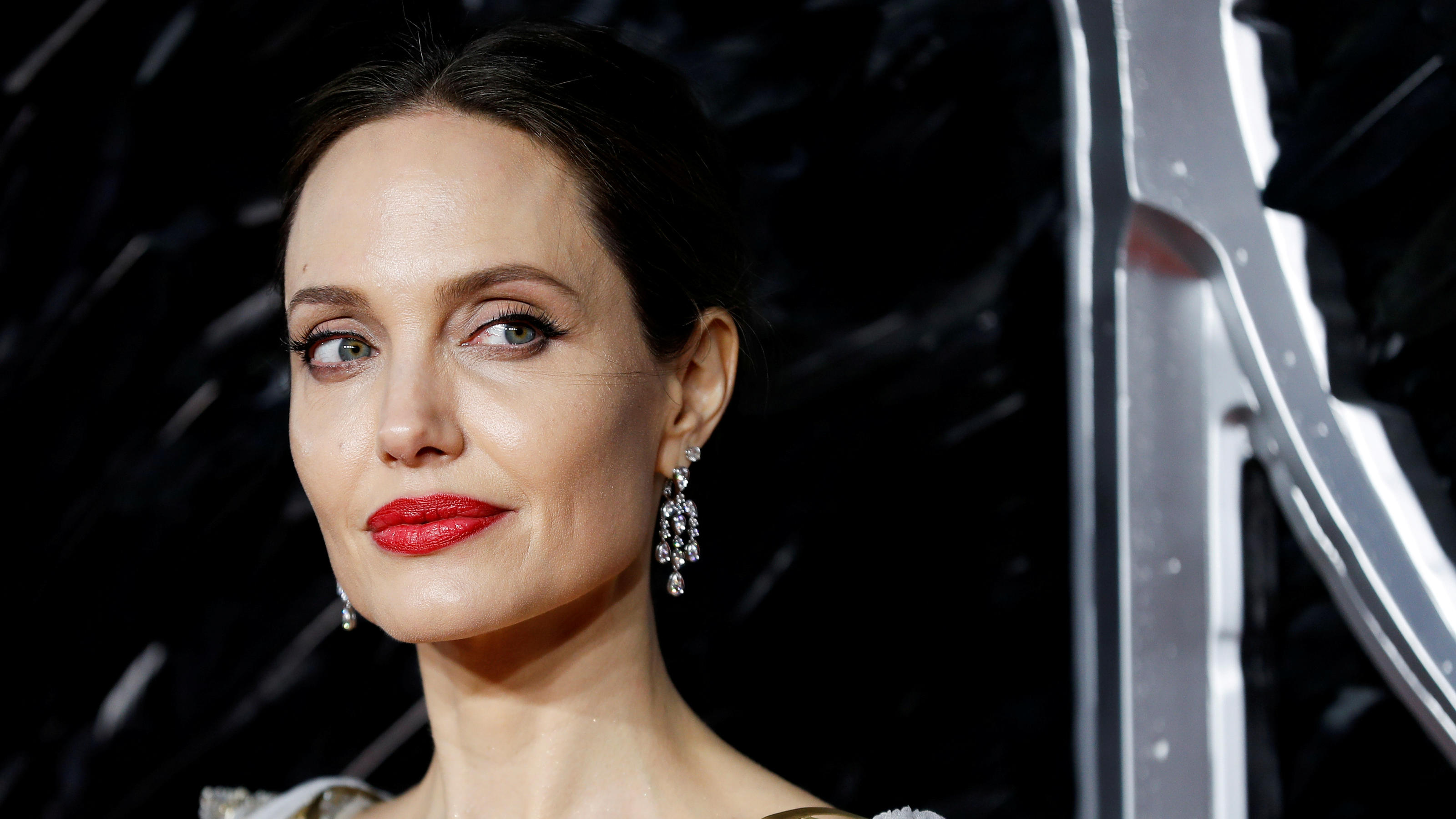 Angelina Jolie darf nicht ins Ausland umziehen Angelina Jolie hängt fest