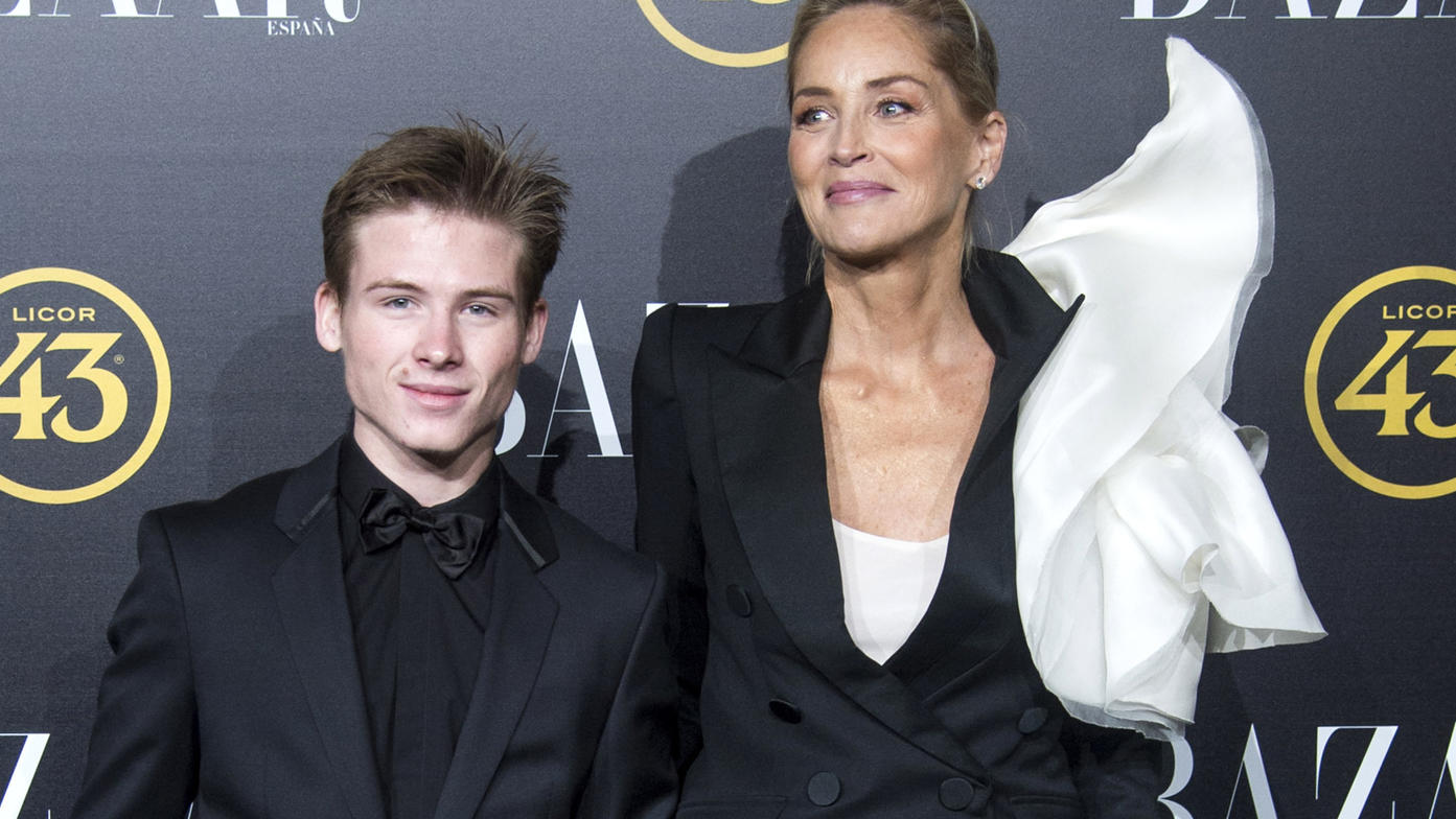Stylischer Auftritt in Madrid: Sharon Stone posiert mit ihrem Sohn Roan Sharon Stone mit ihrem Sohn Roan Joseph Bronstein.