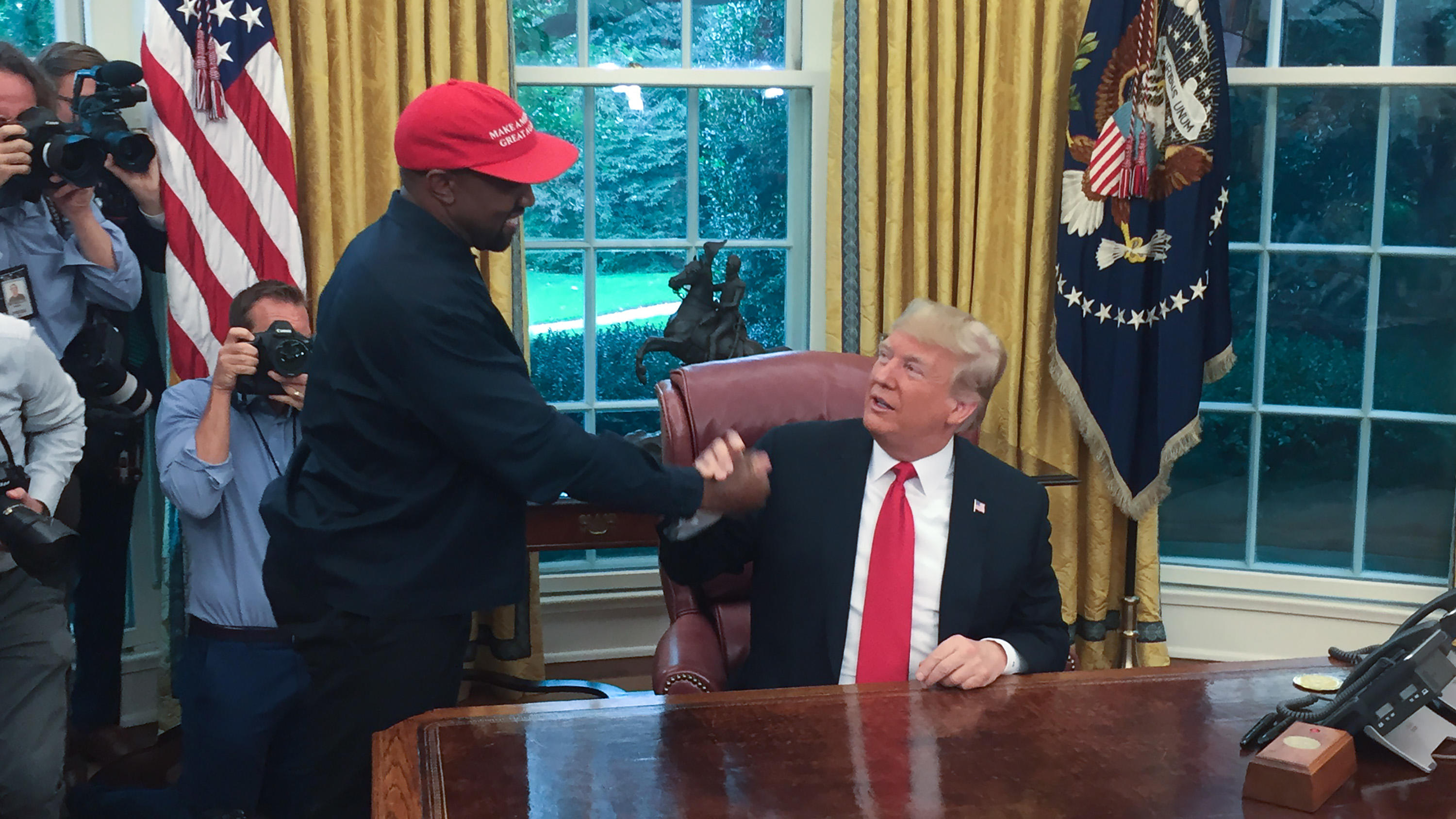 Rapper Kanye West als US-Präsident? Das denkt Donald Trump darüber (Files) in this file photo US President Donald Trump meets with rapper Kanye West in the Oval Office of the White House in Washington, DC, October 11, 2018. - Rapper Kanye West, who has been outspoken in his support for President Donald Trump, now sa