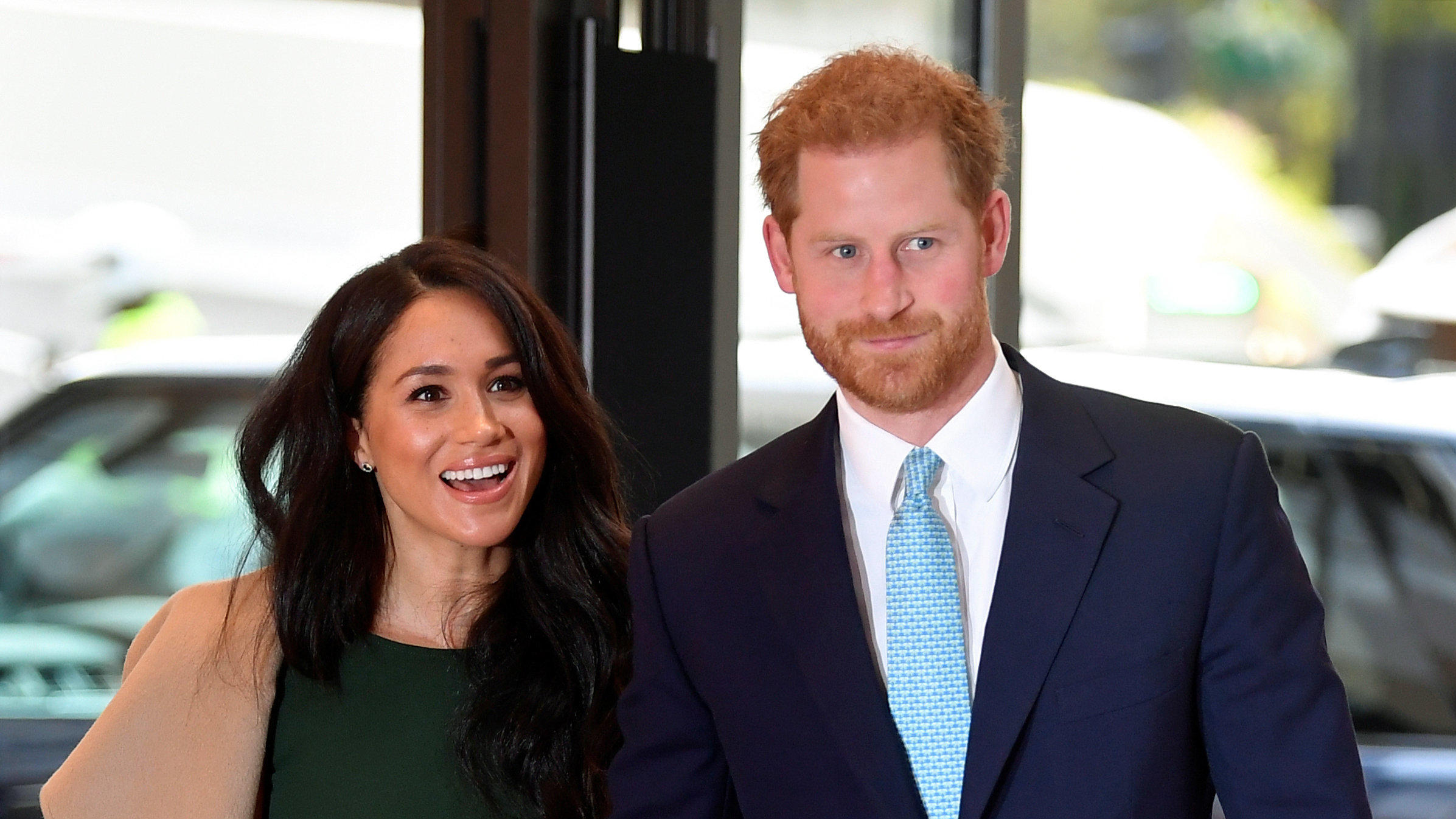 Baby Nr. 2 in Planung? Prinz Harry macht Andeutungen ARCHIV - 15.10.2019, Großbritannien, London: Der britische Prinz Harry (r), Herzog von Sussex, und seine Frau Meghan, Herzogin von Sussex, kommen zu den jährlichen «WellChild Awards» im Royal Lancaster Hotel. Eine TV-Dokumentation über den britischen